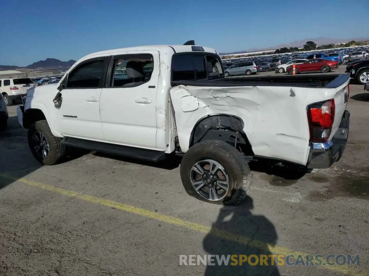 2 fotografías del automóvil dañado 5TFAX5GN9LX188320 TOYOTA TACOMA 2020