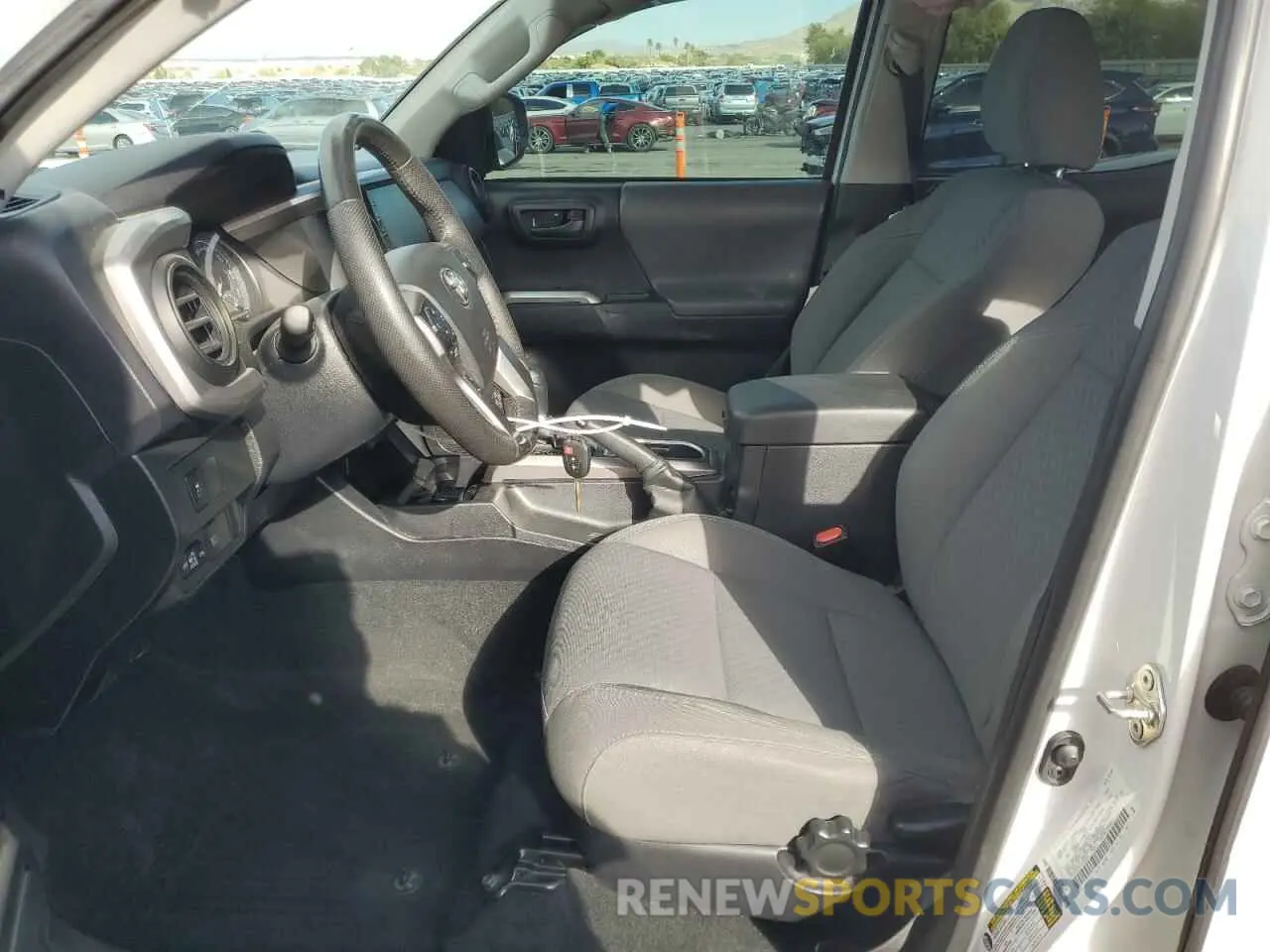 7 fotografías del automóvil dañado 5TFAX5GN9LX188320 TOYOTA TACOMA 2020