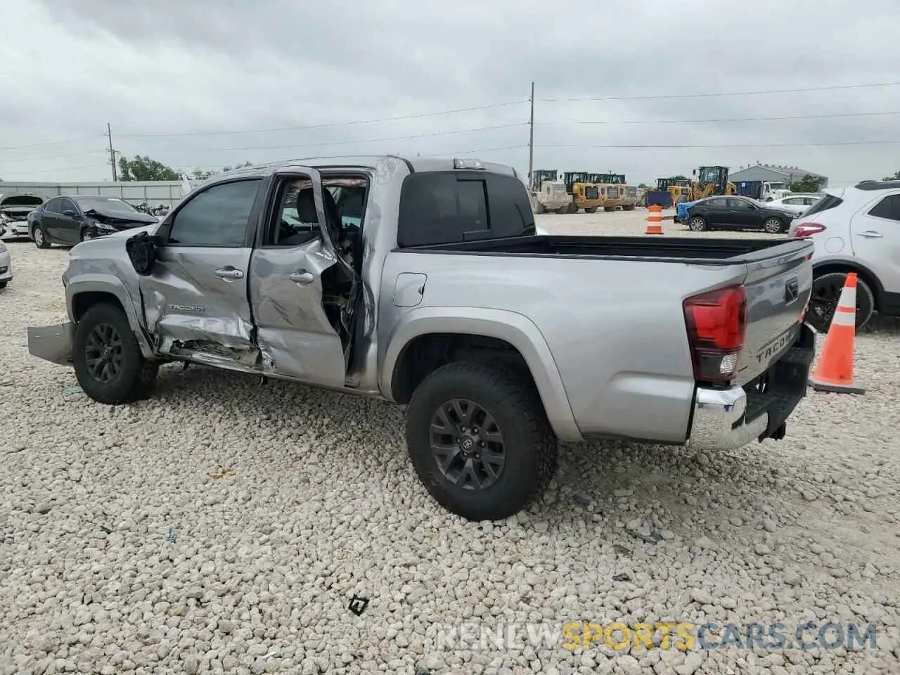 2 fotografías del automóvil dañado 5TFAZ5CN0LX089045 TOYOTA TACOMA 2020