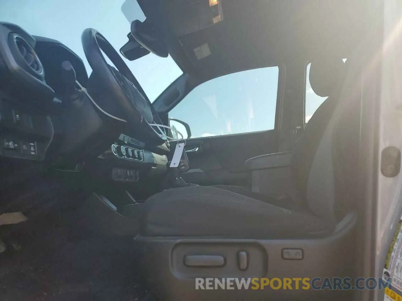 7 fotografías del automóvil dañado 5TFDZ5BN7LX046899 TOYOTA TACOMA 2020