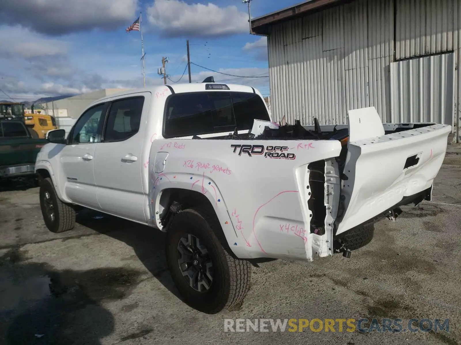 3 fotografías del automóvil dañado 3TMAZ5CN2MM141203 TOYOTA TACOMA 2021