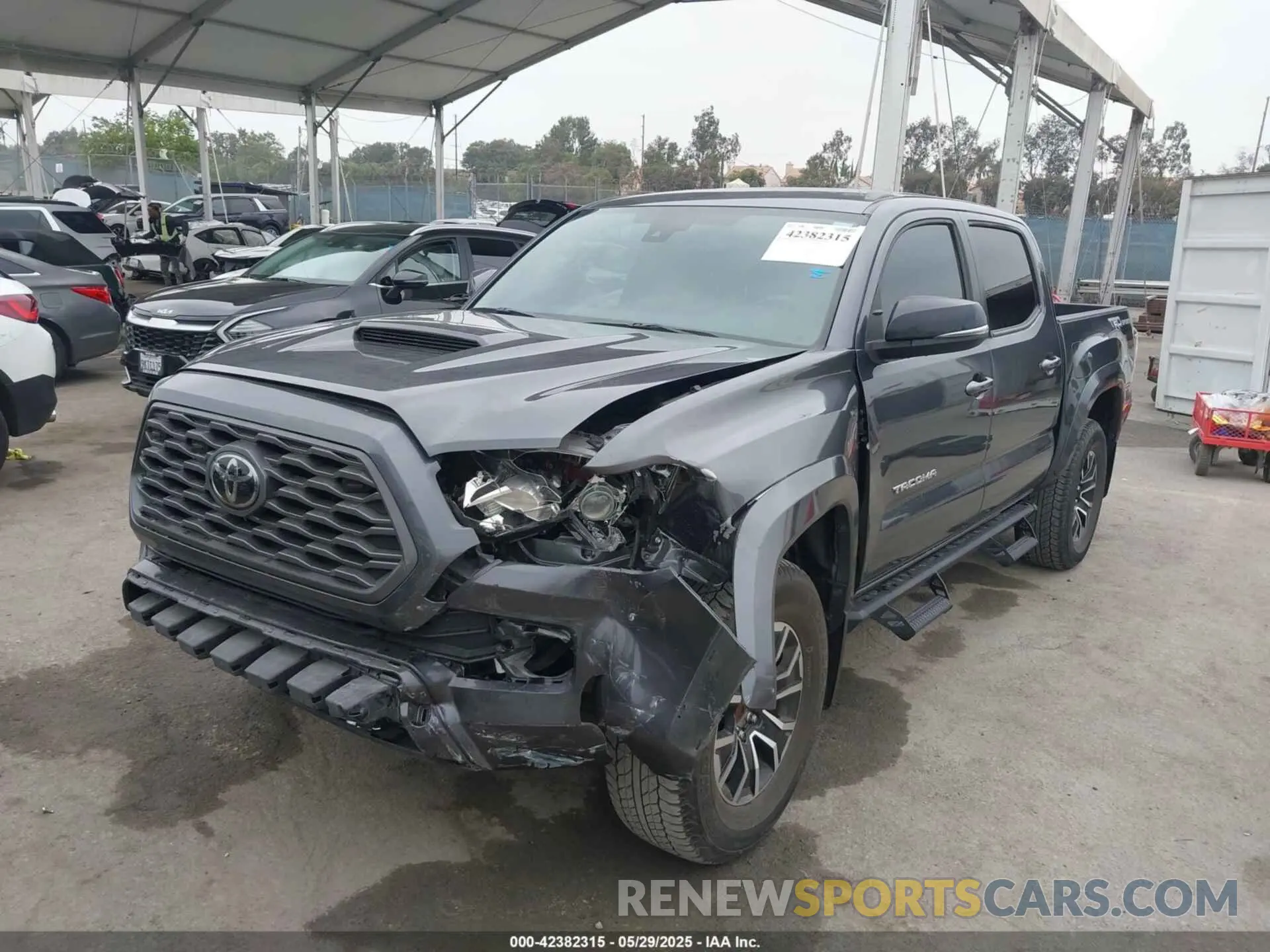 2 fotografías del automóvil dañado 3TMAZ5CN2MM142304 TOYOTA TACOMA 2021