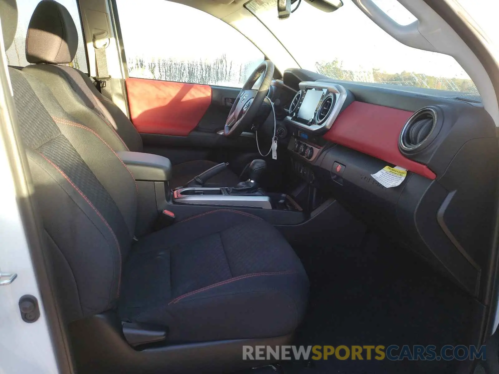 5 fotografías del automóvil dañado 3TMAZ5CN5MM147271 TOYOTA TACOMA 2021