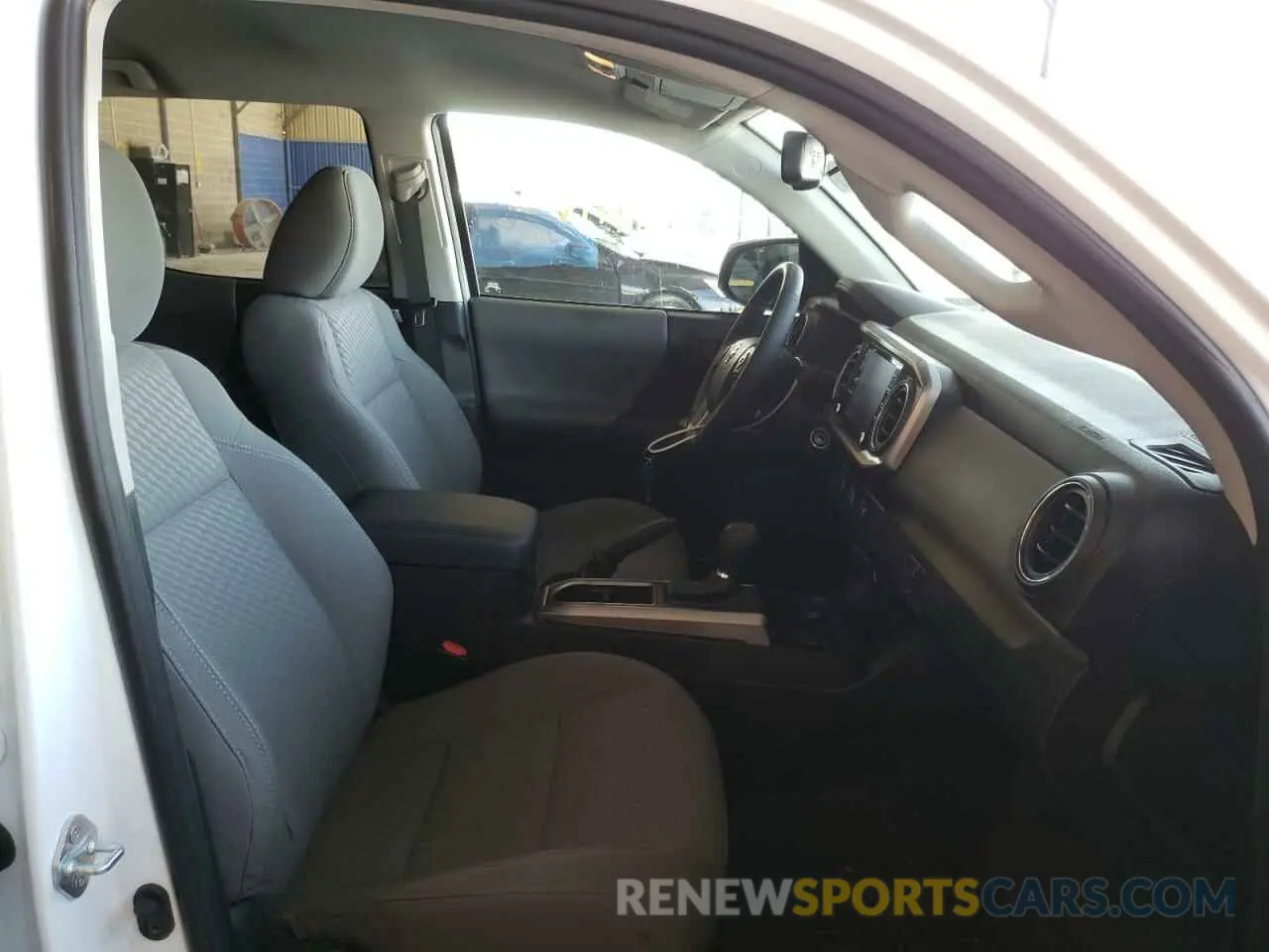 5 fotografías del automóvil dañado 3TMAZ5CN5MM156505 TOYOTA TACOMA 2021