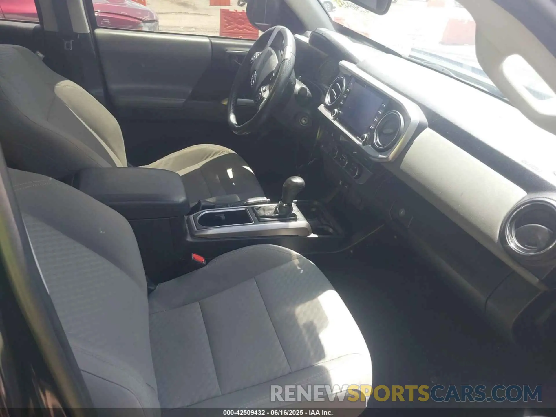 5 fotografías del automóvil dañado 3TMAZ5CN7MM156666 TOYOTA TACOMA 2021