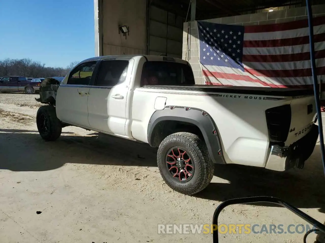 2 fotografías del automóvil dañado 3TMDZ5BN4MM103311 TOYOTA TACOMA 2021