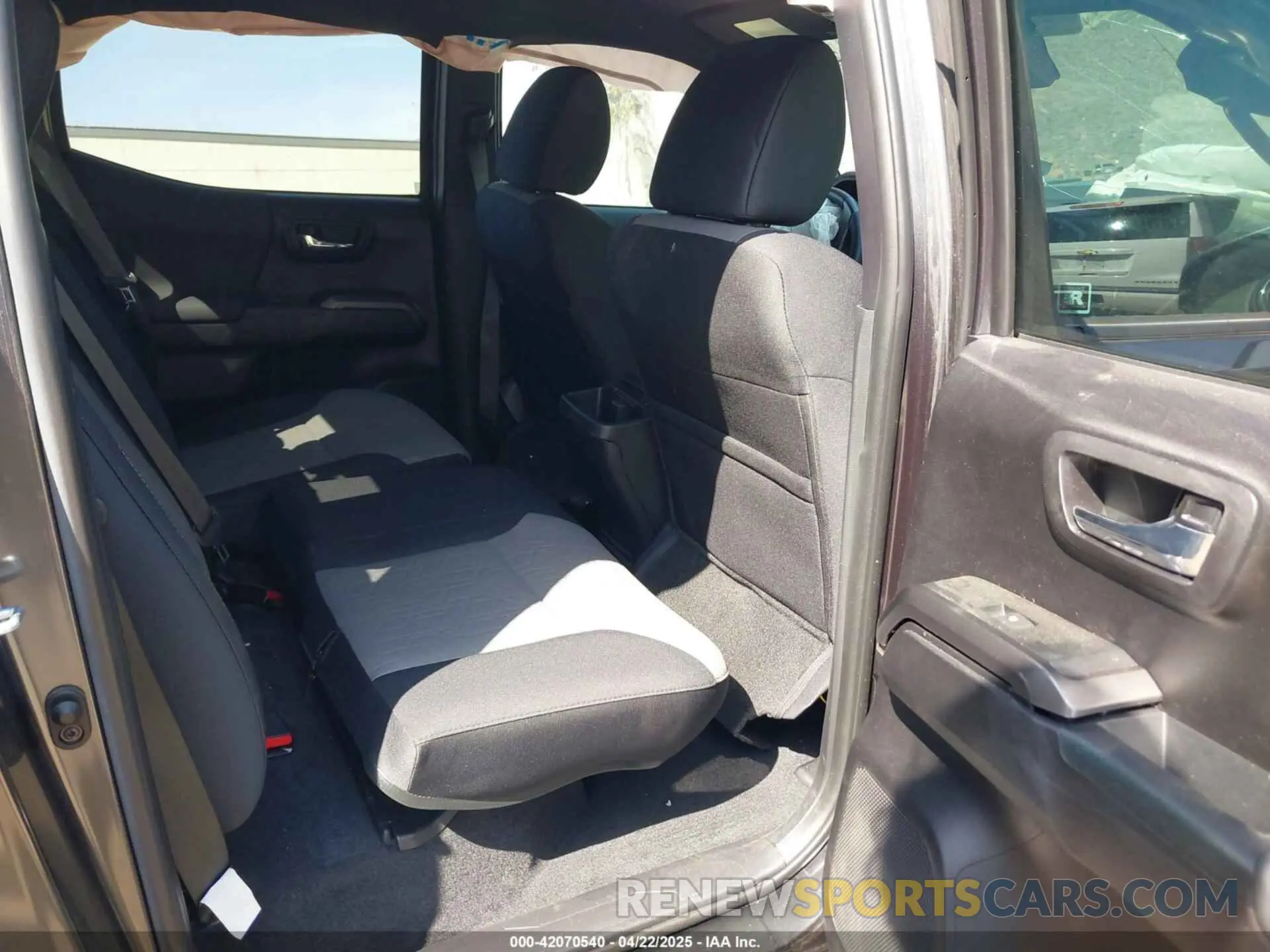 8 fotografías del automóvil dañado 3TMDZ5BN8MM117163 TOYOTA TACOMA 2021