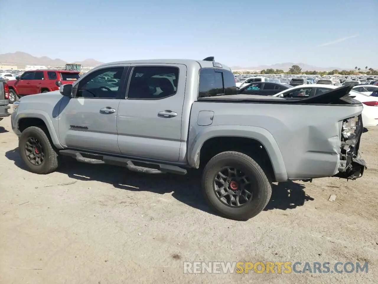 2 fotografías del automóvil dañado 3TYAZ5CN0MT003597 TOYOTA TACOMA 2021