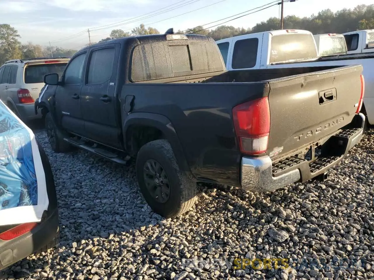 2 fotografías del automóvil dañado 3TYAZ5CN6MT011896 TOYOTA TACOMA 2021