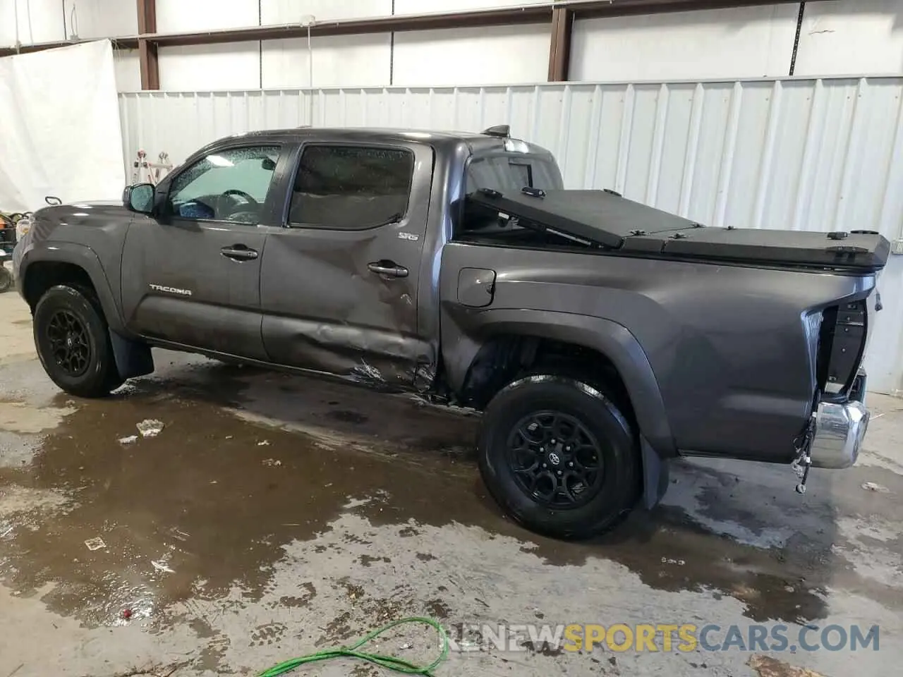 2 fotografías del automóvil dañado 3TYCZ5AN1MT013325 TOYOTA TACOMA 2021