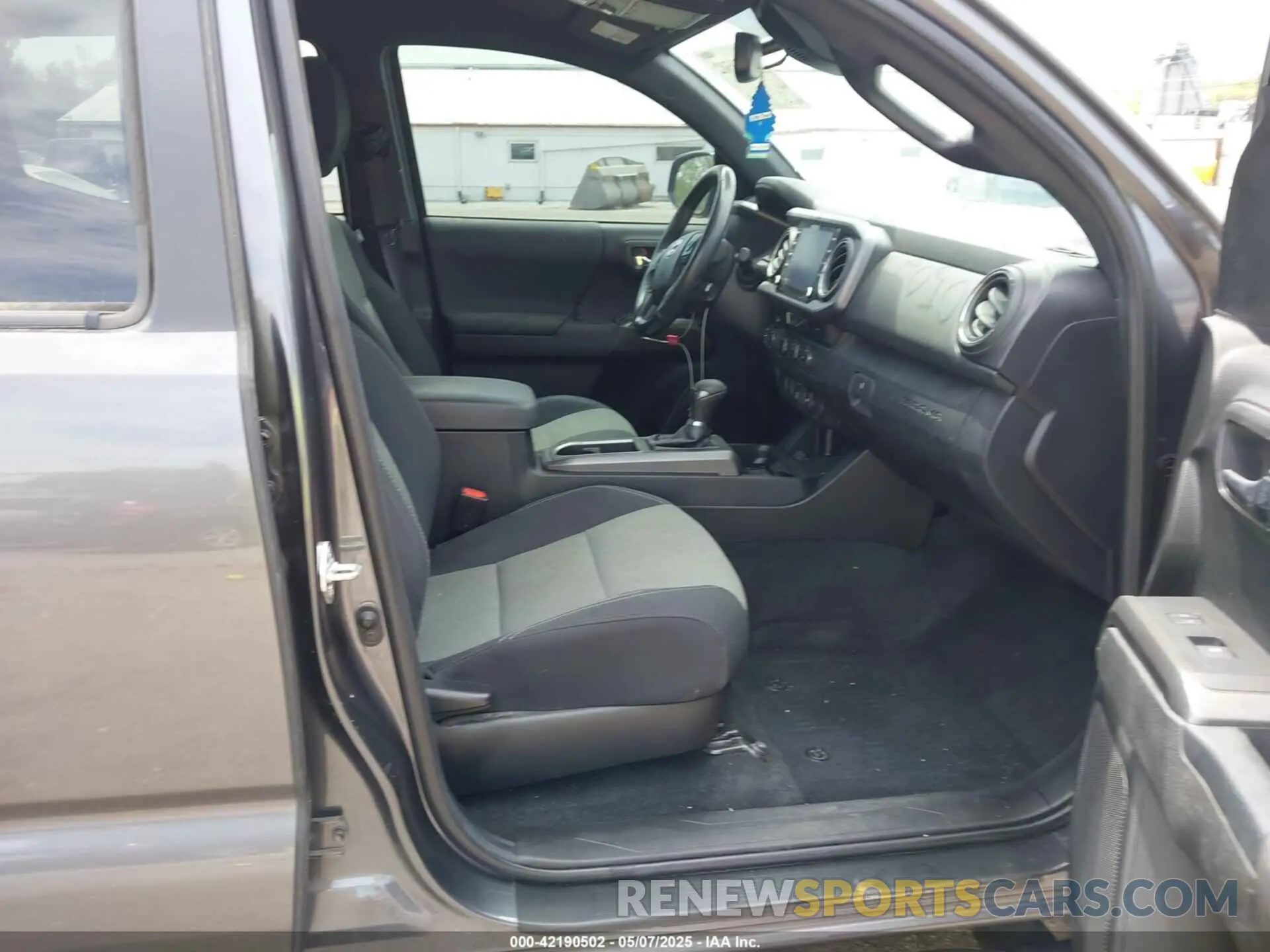 5 fotografías del automóvil dañado 3TYDZ5BNXMT003542 TOYOTA TACOMA 2021