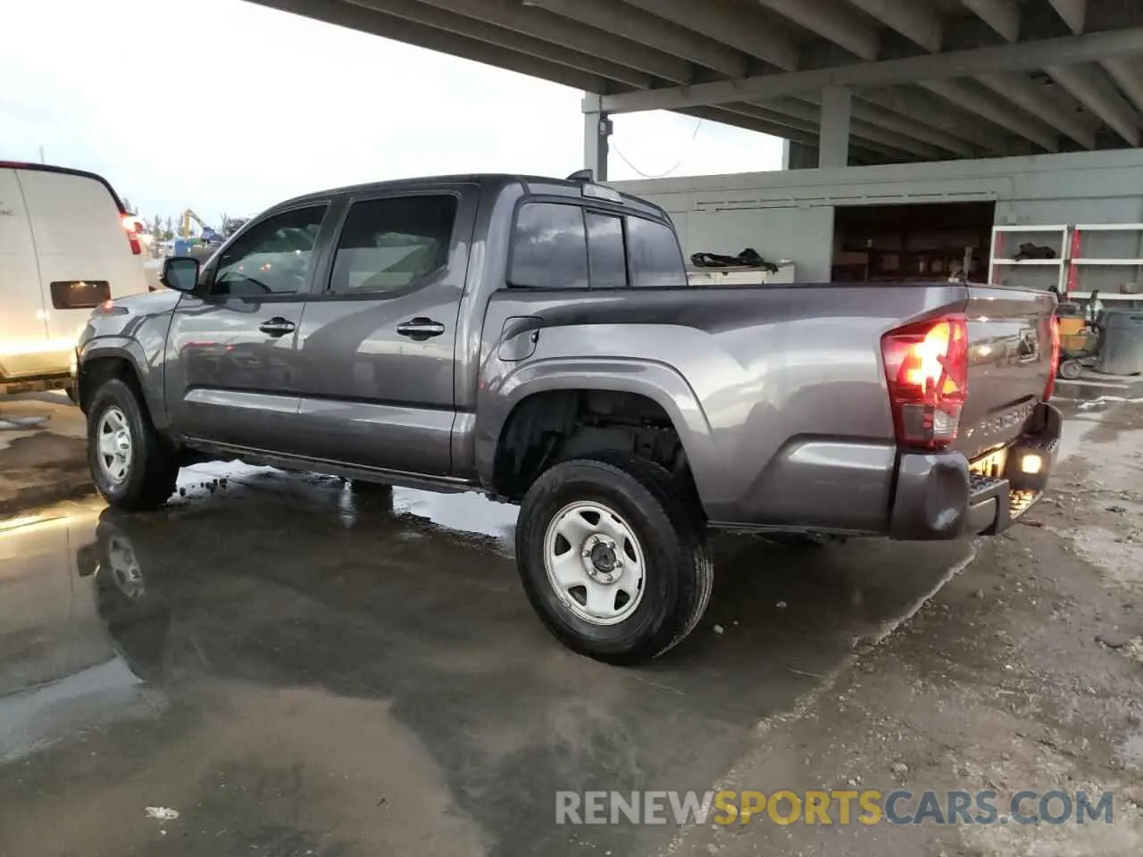 2 fotografías del automóvil dañado 5TFAX5GN3MX194339 TOYOTA TACOMA 2021