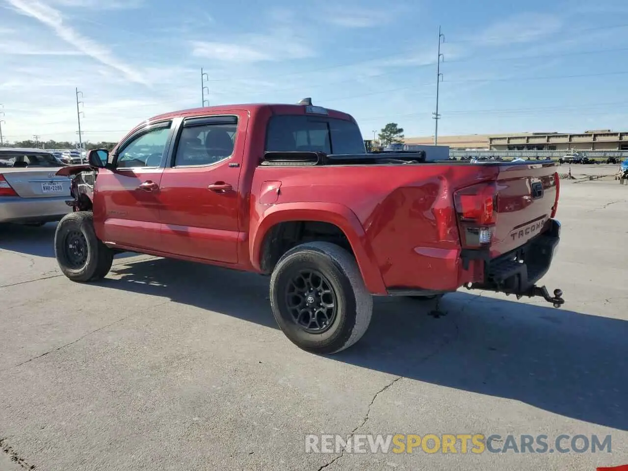 2 fotografías del automóvil dañado 5TFAZ5CN0MX096840 TOYOTA TACOMA 2021