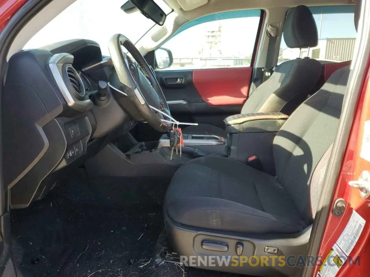 7 fotografías del automóvil dañado 5TFAZ5CN0MX096840 TOYOTA TACOMA 2021