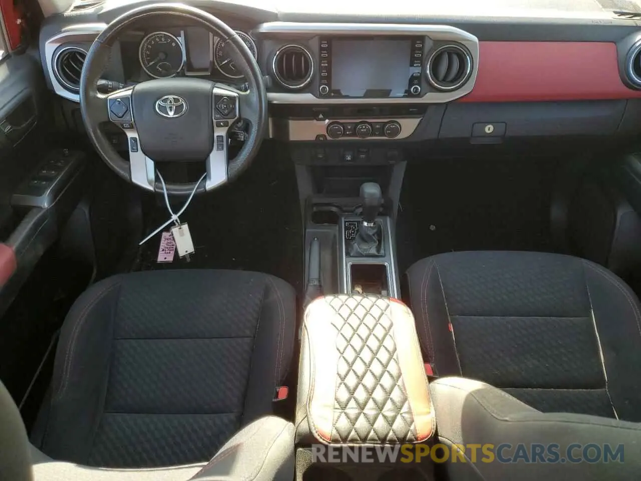 8 fotografías del automóvil dañado 5TFAZ5CN0MX096840 TOYOTA TACOMA 2021