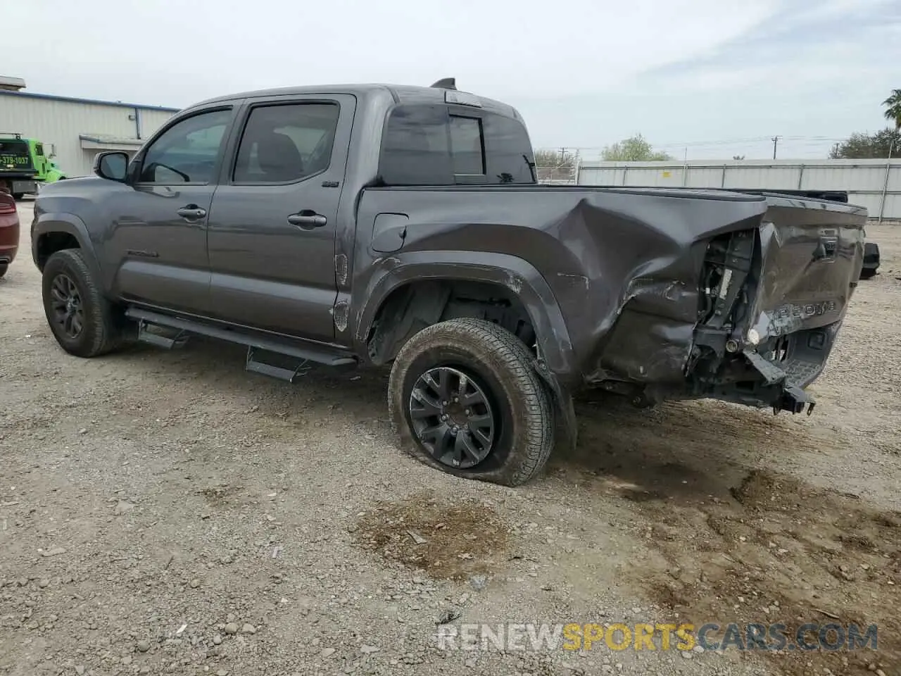 2 fotografías del automóvil dañado 5TFAZ5CN0MX105634 TOYOTA TACOMA 2021
