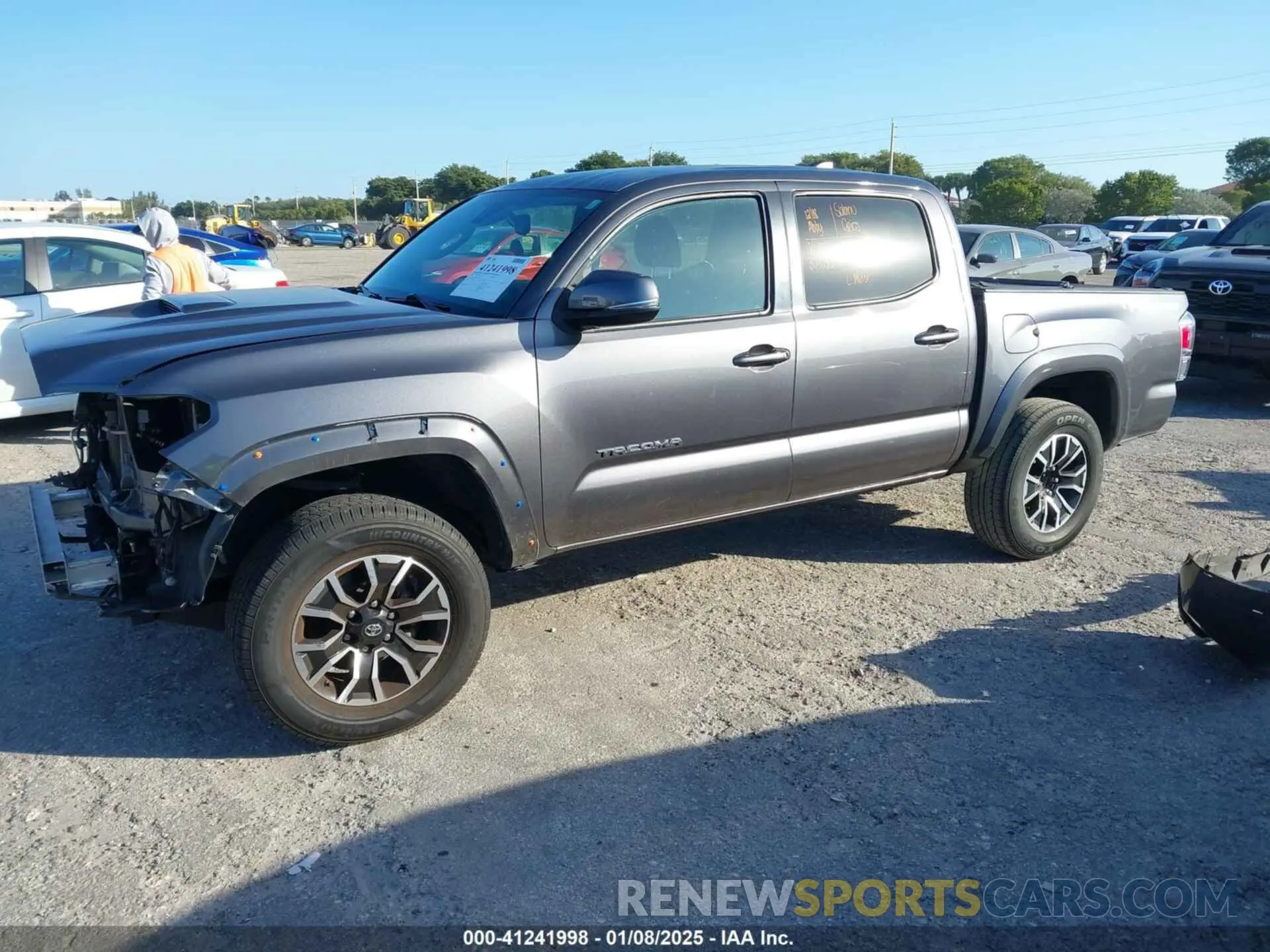 2 fotografías del automóvil dañado 5TFAZ5CN1MX098953 TOYOTA TACOMA 2021