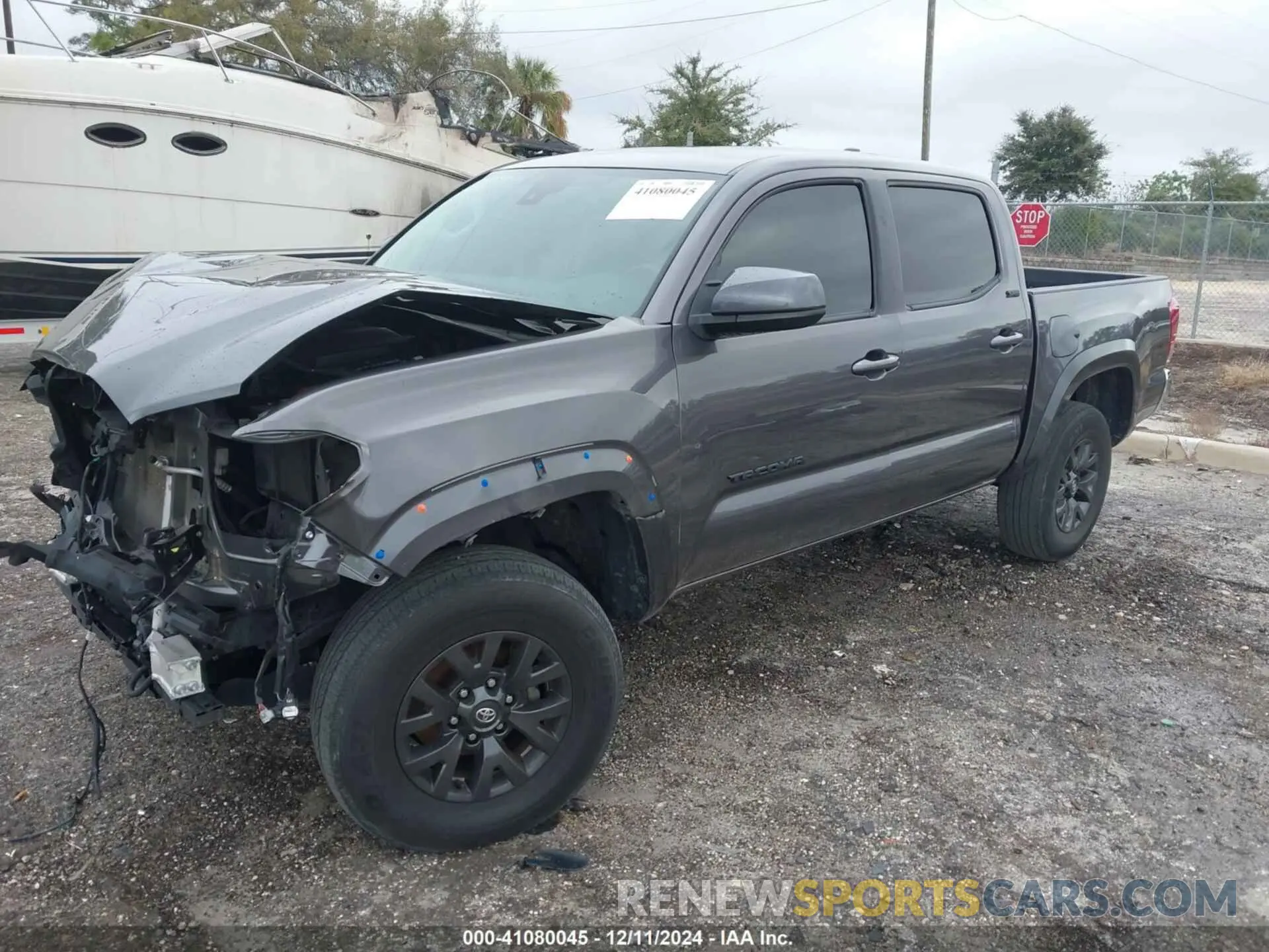 2 fotografías del automóvil dañado 5TFAZ5CN1MX109272 TOYOTA TACOMA 2021