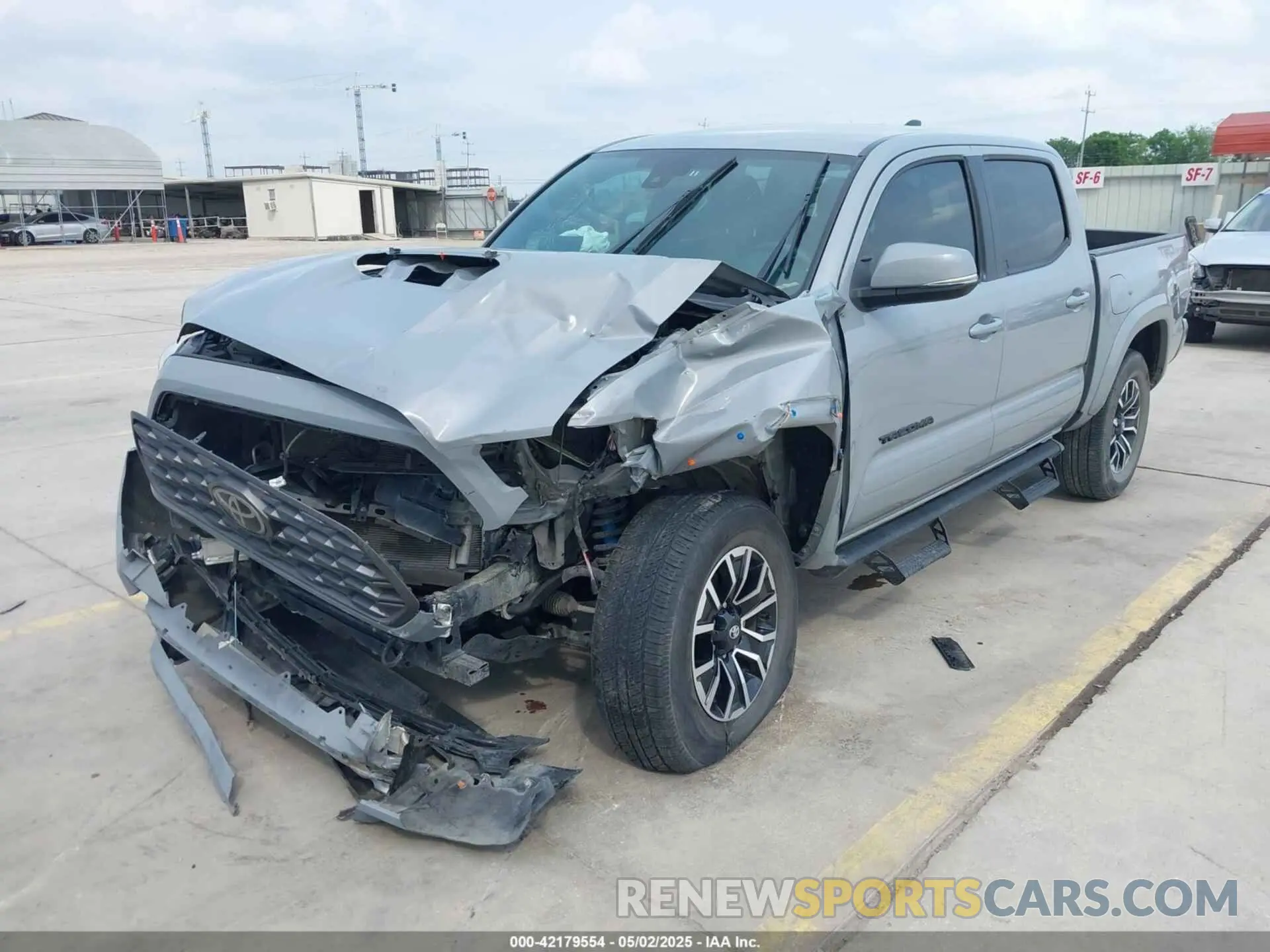 2 fotografías del automóvil dañado 5TFAZ5CN1MX112477 TOYOTA TACOMA 2021