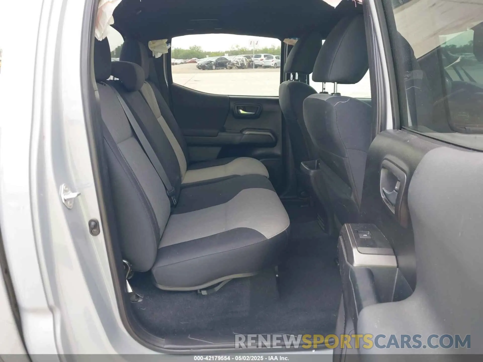 8 fotografías del automóvil dañado 5TFAZ5CN1MX112477 TOYOTA TACOMA 2021