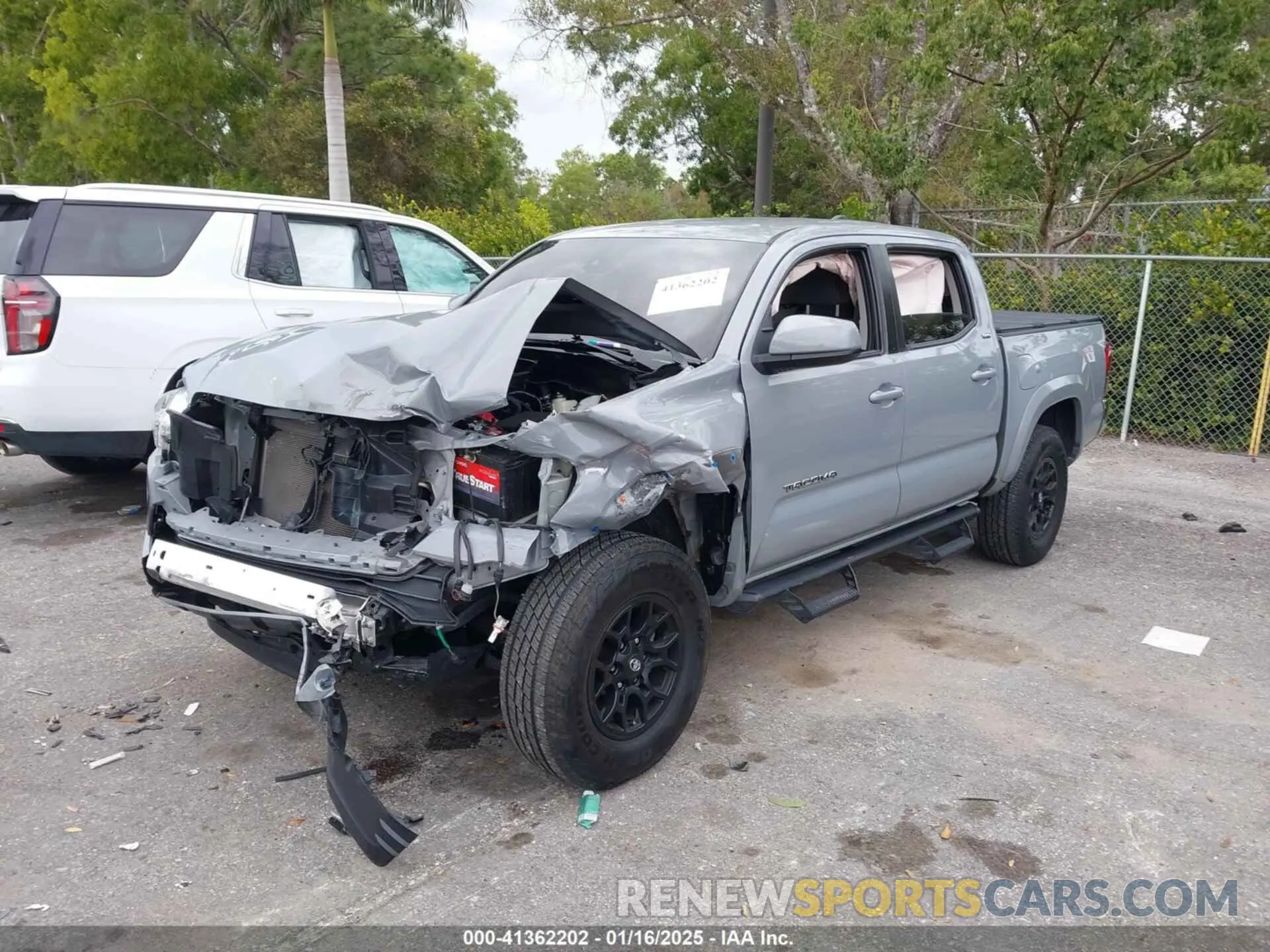 12 fotografías del automóvil dañado 5TFAZ5CN1MX113810 TOYOTA TACOMA 2021