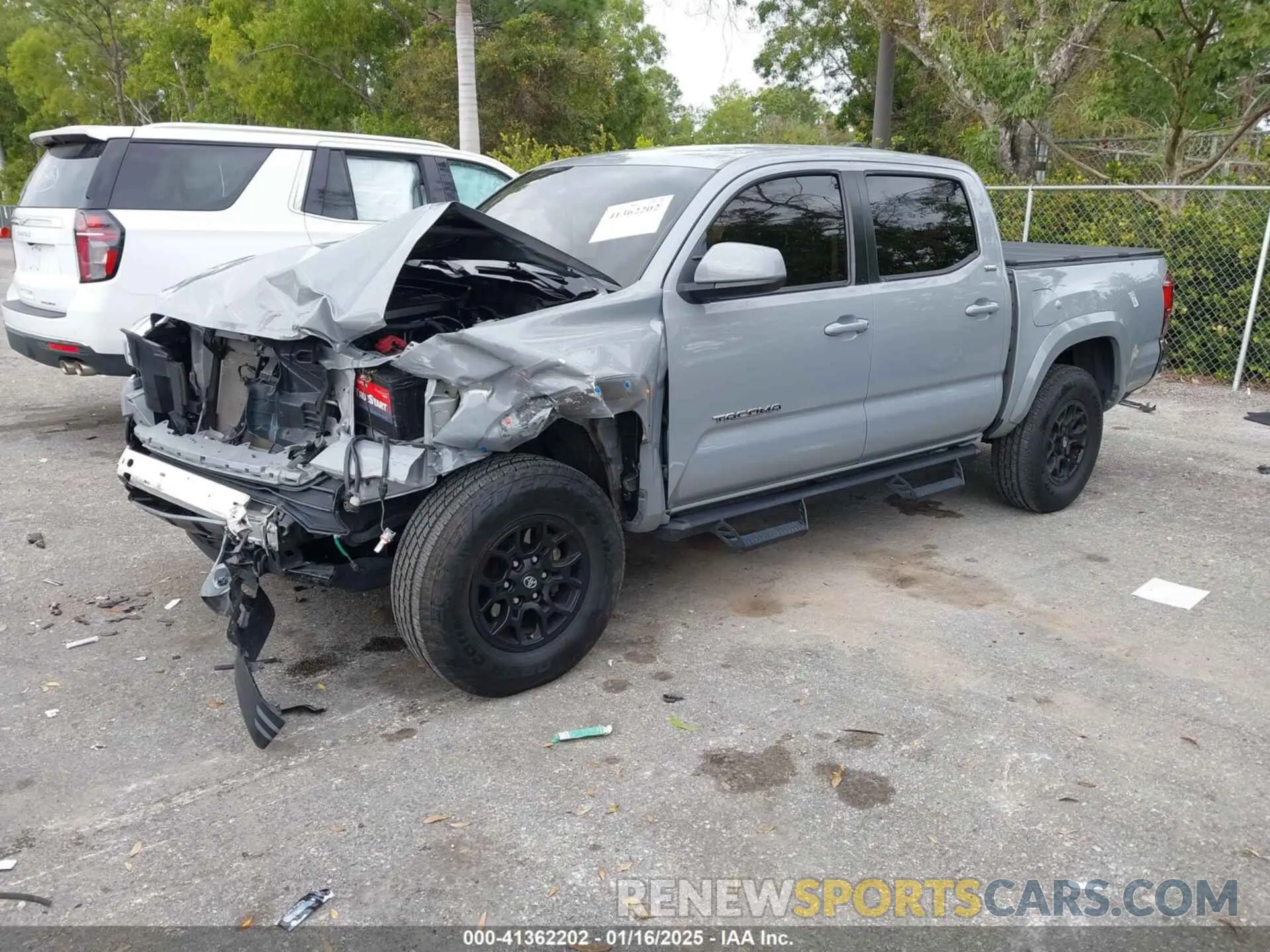 2 fotografías del automóvil dañado 5TFAZ5CN1MX113810 TOYOTA TACOMA 2021