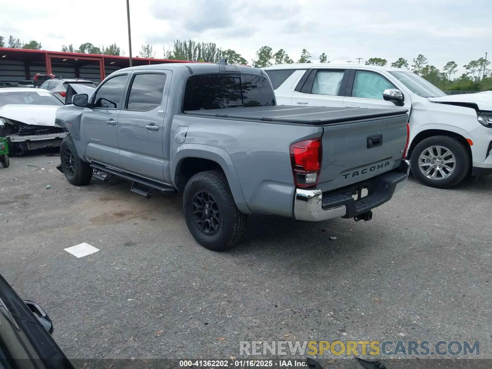 3 fotografías del automóvil dañado 5TFAZ5CN1MX113810 TOYOTA TACOMA 2021