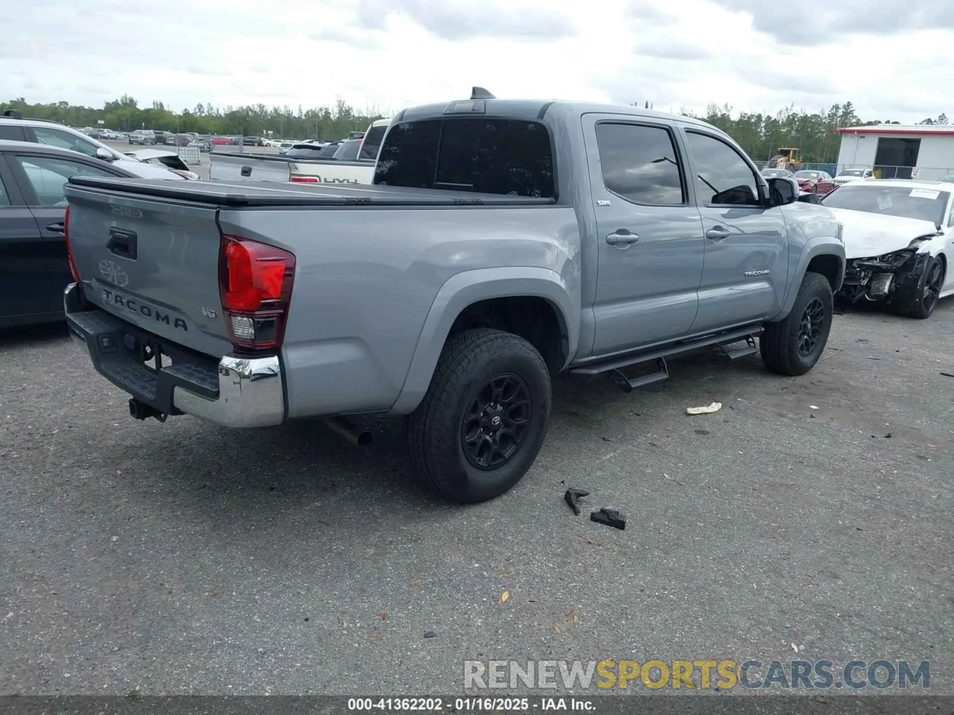 4 fotografías del automóvil dañado 5TFAZ5CN1MX113810 TOYOTA TACOMA 2021