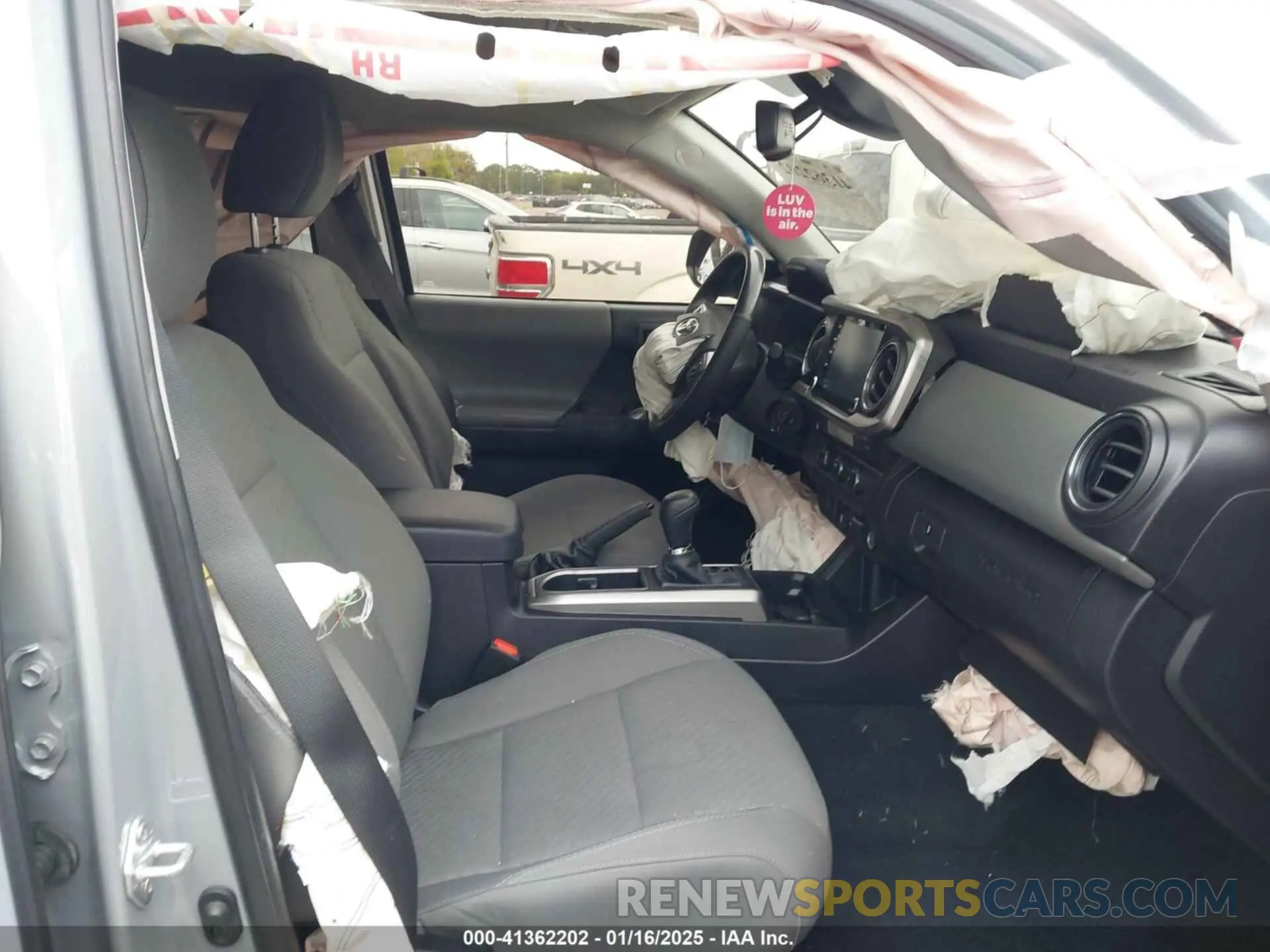 5 fotografías del automóvil dañado 5TFAZ5CN1MX113810 TOYOTA TACOMA 2021