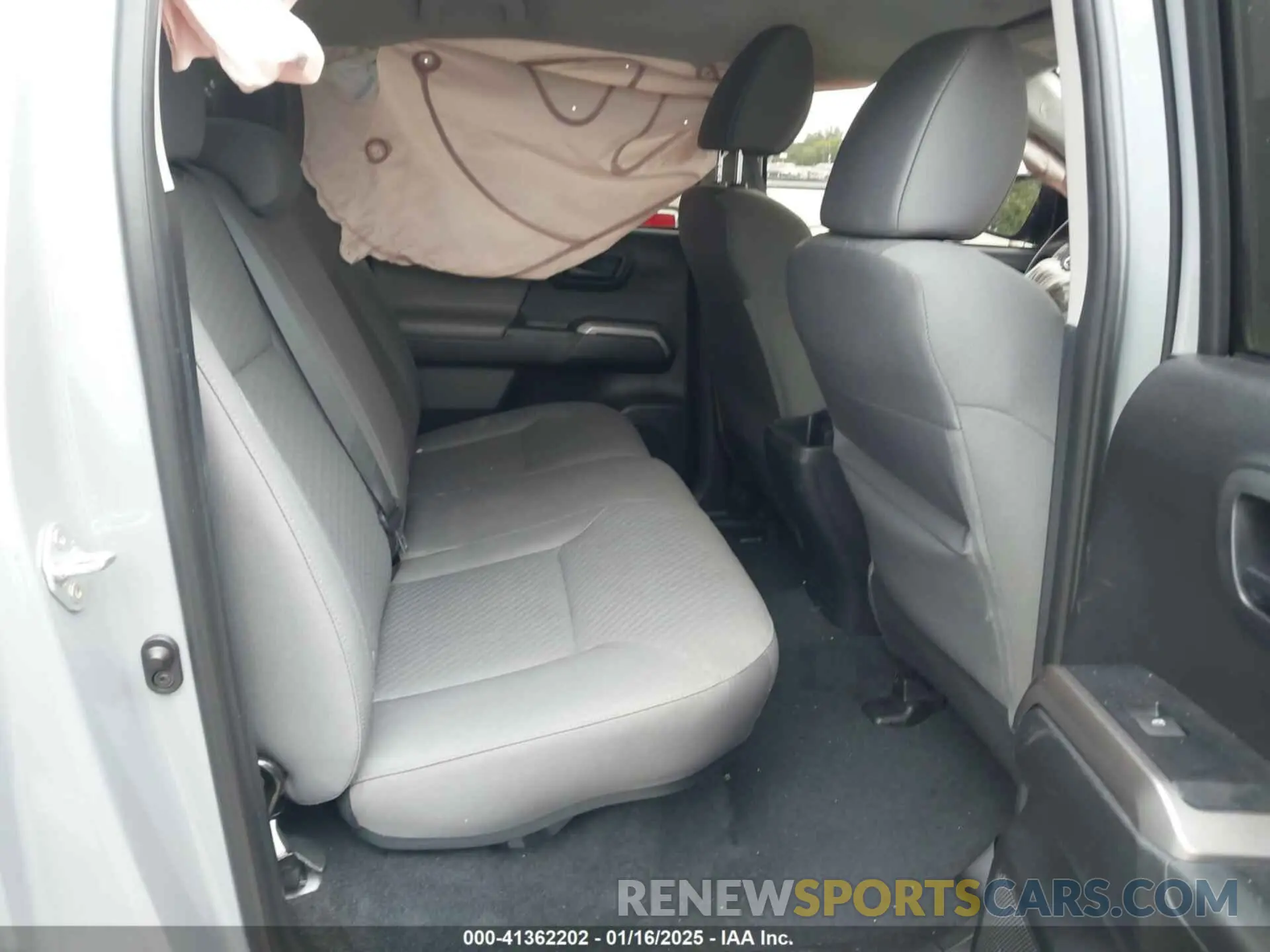 8 fotografías del automóvil dañado 5TFAZ5CN1MX113810 TOYOTA TACOMA 2021
