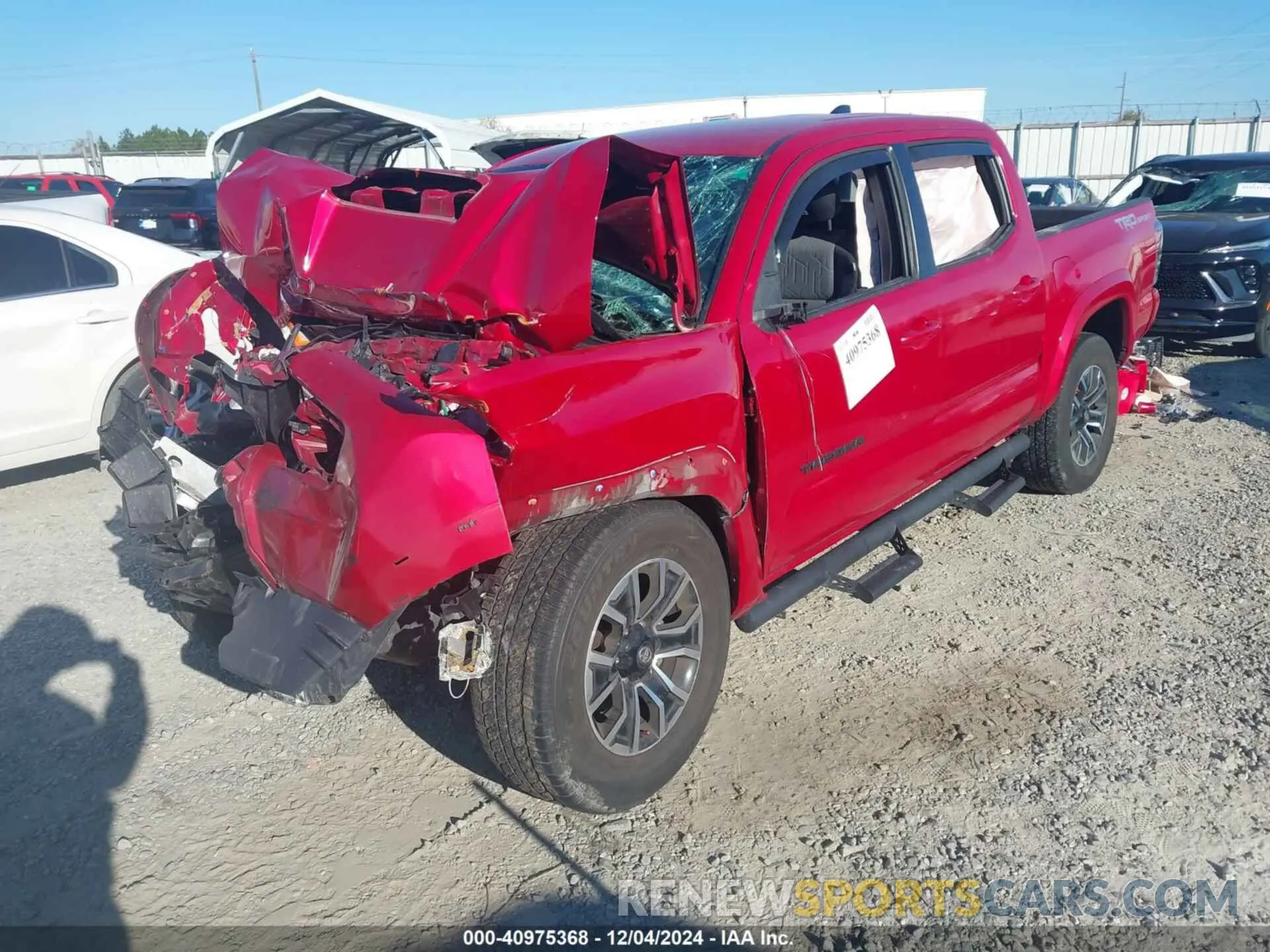 2 fotografías del automóvil dañado 5TFAZ5CN2MX114142 TOYOTA TACOMA 2021