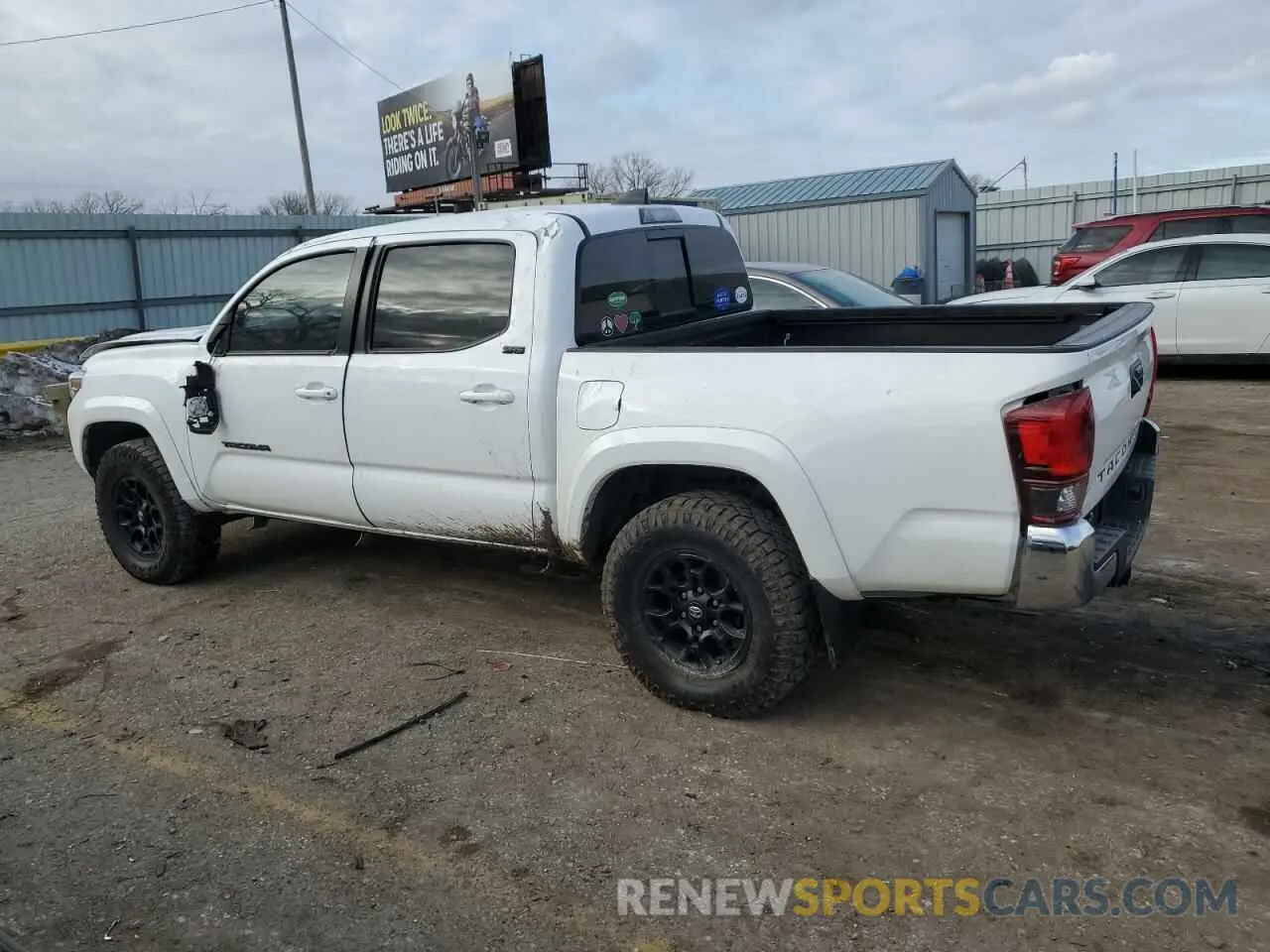 2 fotografías del automóvil dañado 5TFAZ5CN2MX118787 TOYOTA TACOMA 2021