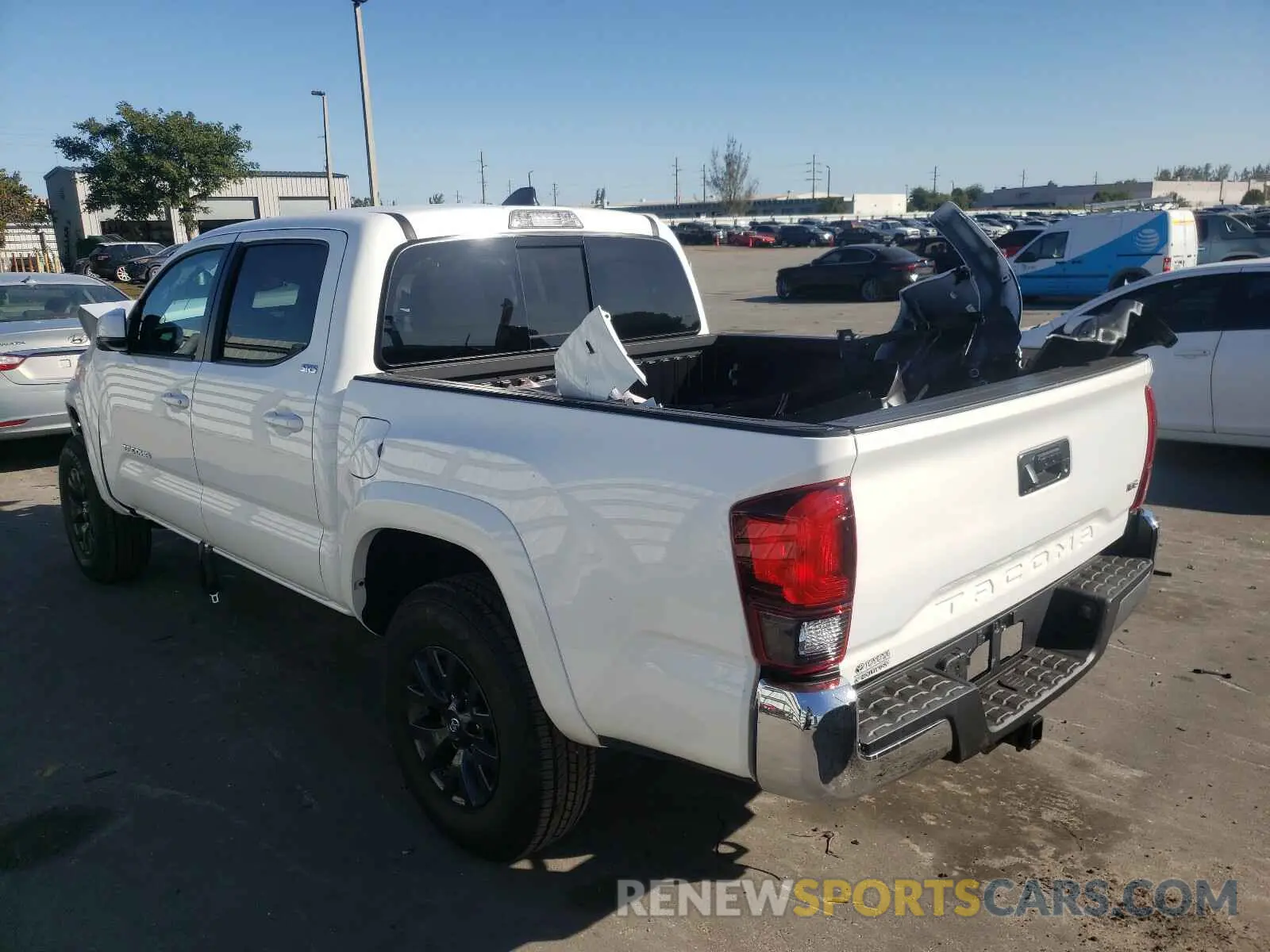 3 fotografías del automóvil dañado 5TFAZ5CN3MX100542 TOYOTA TACOMA 2021
