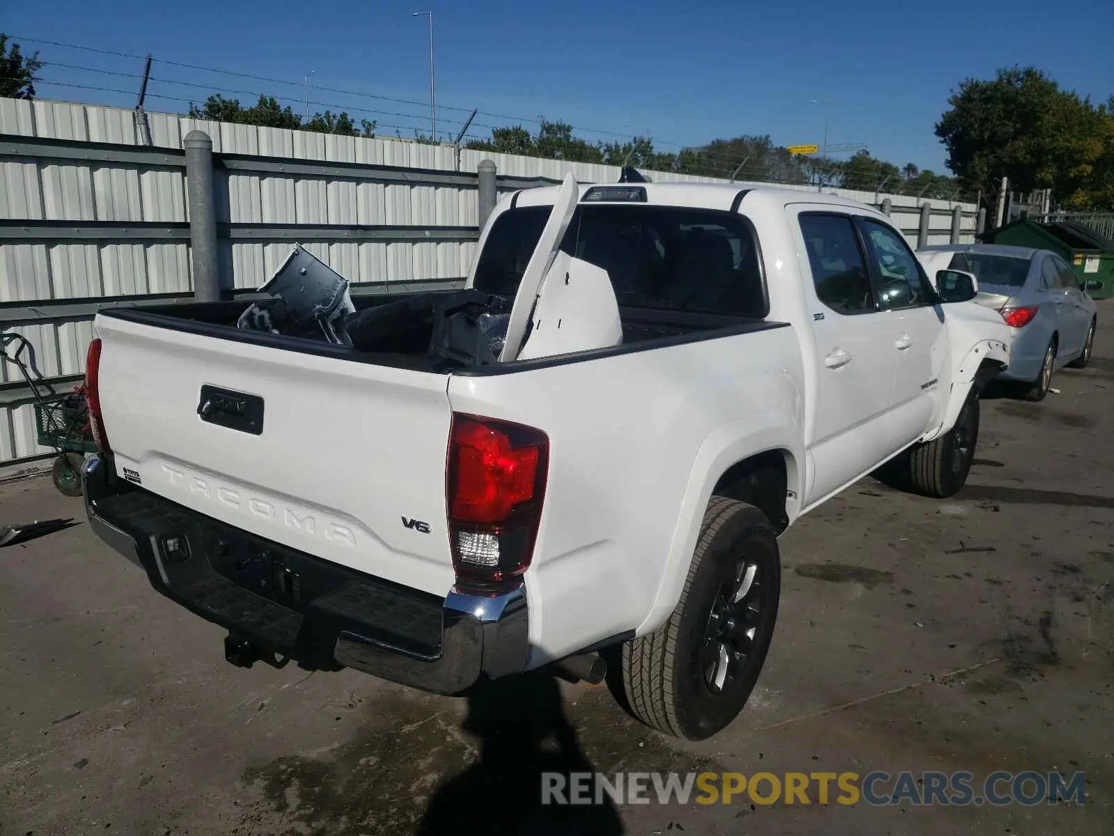 4 fotografías del automóvil dañado 5TFAZ5CN3MX100542 TOYOTA TACOMA 2021