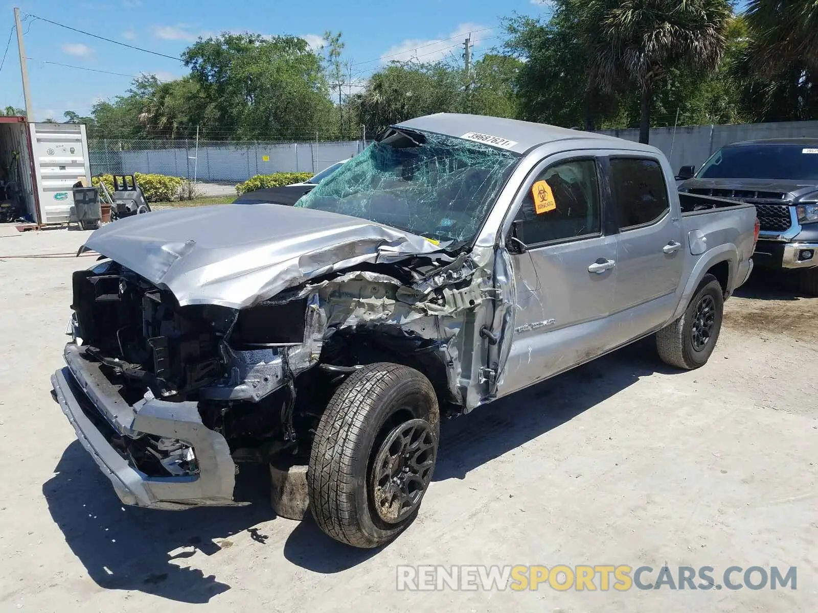 2 fotografías del automóvil dañado 5TFAZ5CN3MX103666 TOYOTA TACOMA 2021