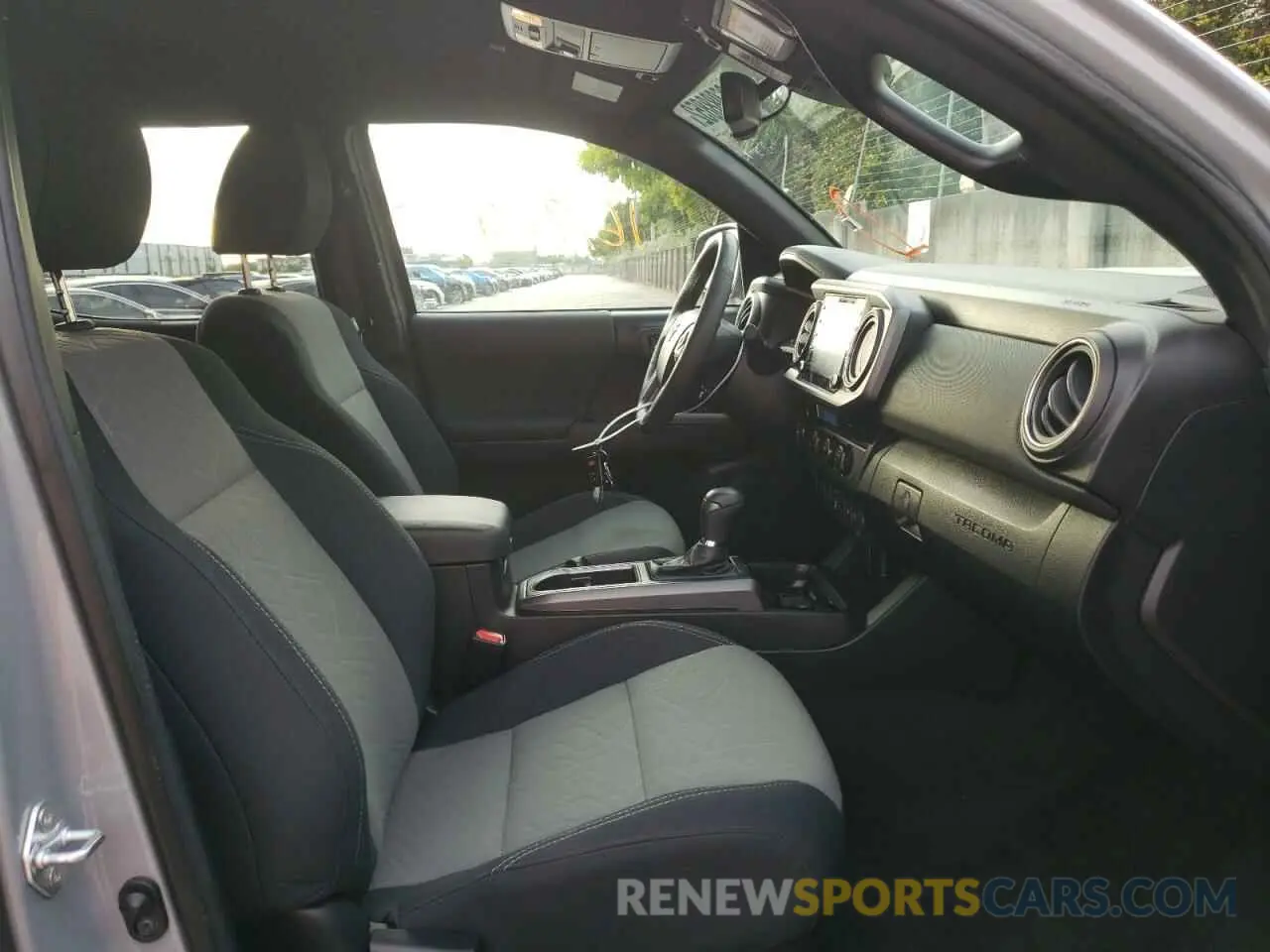 5 fotografías del automóvil dañado 5TFAZ5CN3MX107720 TOYOTA TACOMA 2021