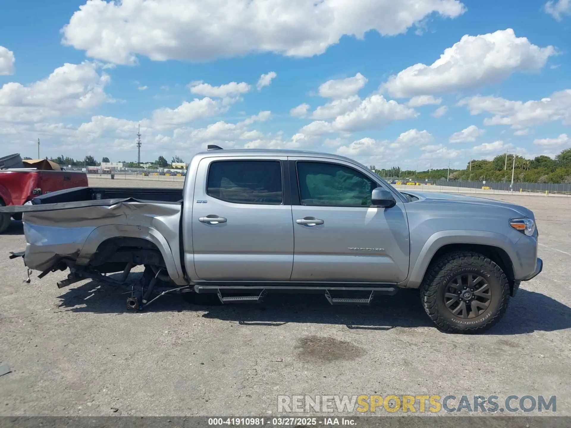 14 fotografías del automóvil dañado 5TFAZ5CN3MX110262 TOYOTA TACOMA 2021