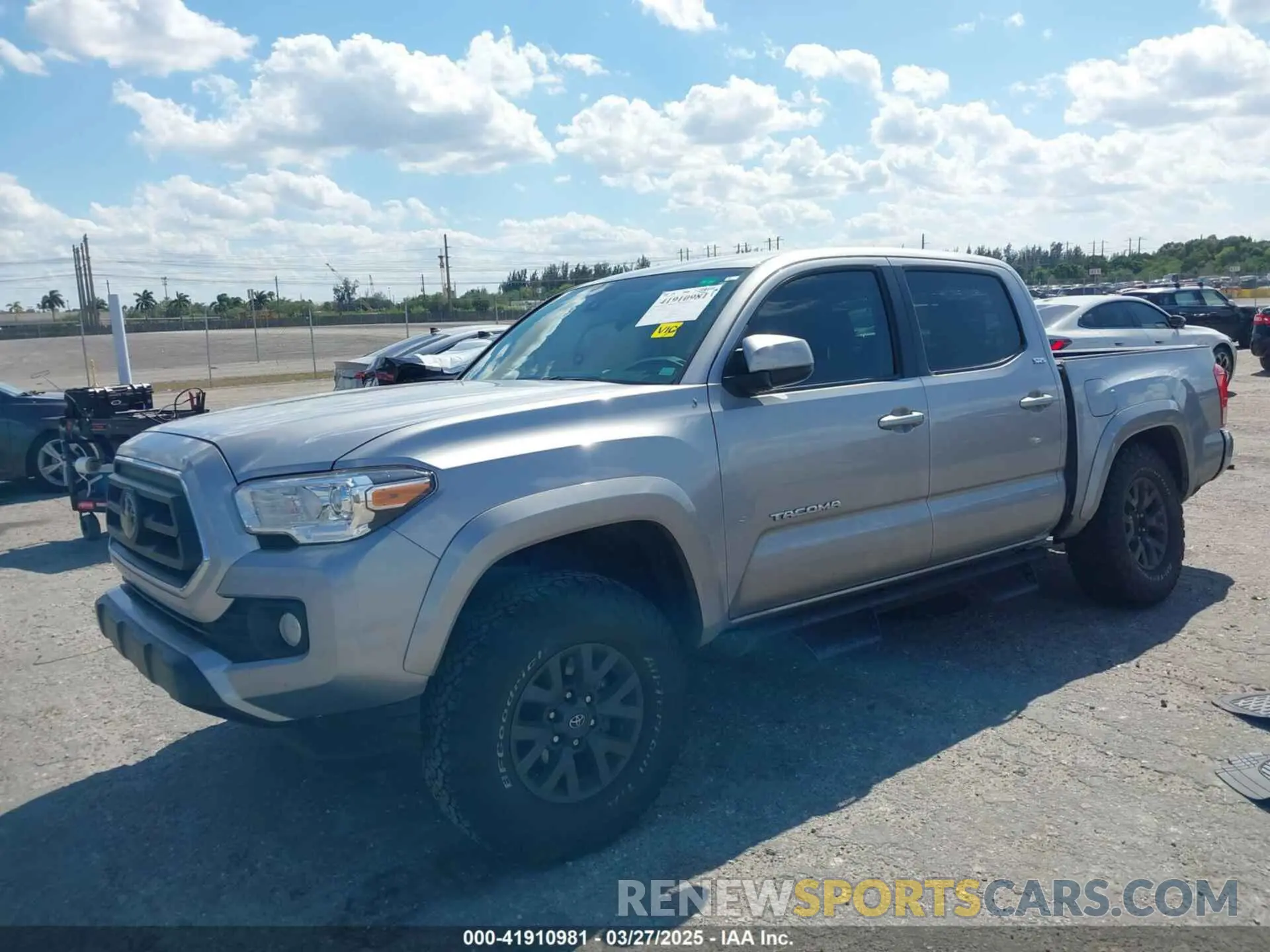 2 fotografías del automóvil dañado 5TFAZ5CN3MX110262 TOYOTA TACOMA 2021