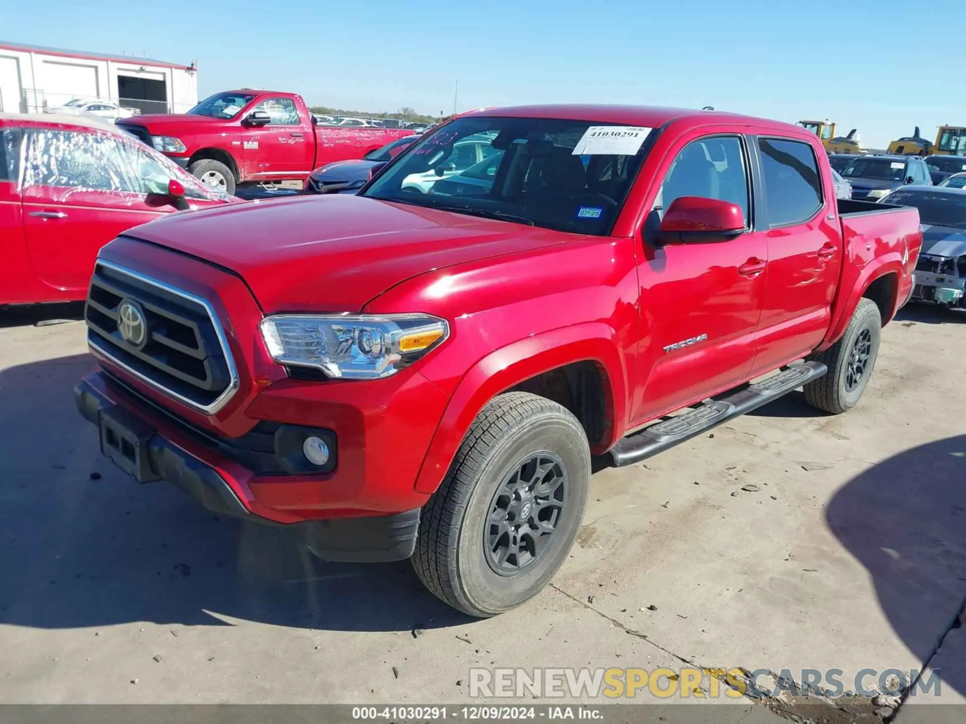 2 fotografías del automóvil dañado 5TFAZ5CN3MX111864 TOYOTA TACOMA 2021