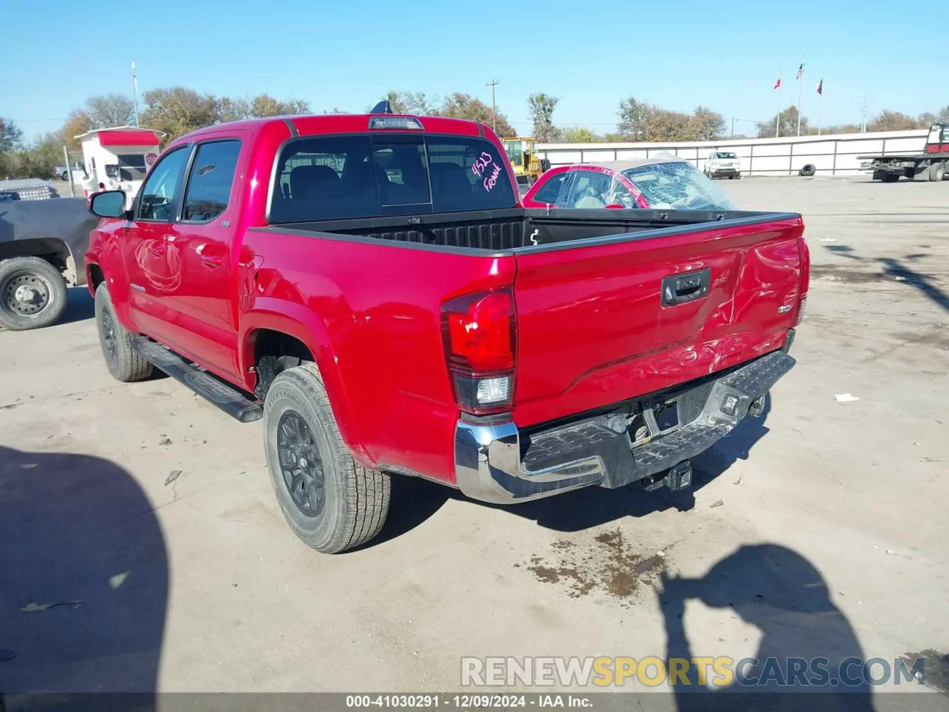 3 fotografías del automóvil dañado 5TFAZ5CN3MX111864 TOYOTA TACOMA 2021