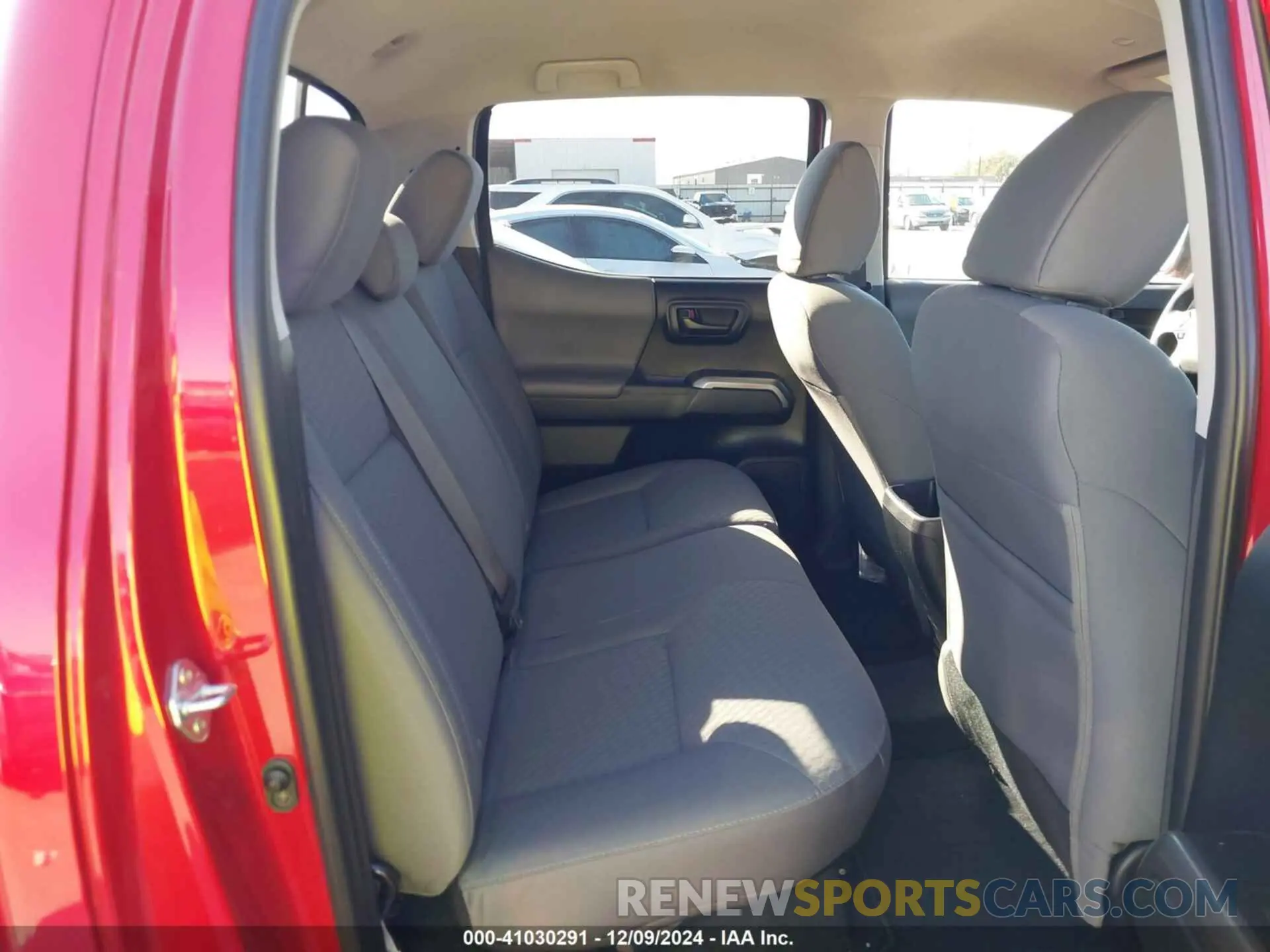 8 fotografías del automóvil dañado 5TFAZ5CN3MX111864 TOYOTA TACOMA 2021