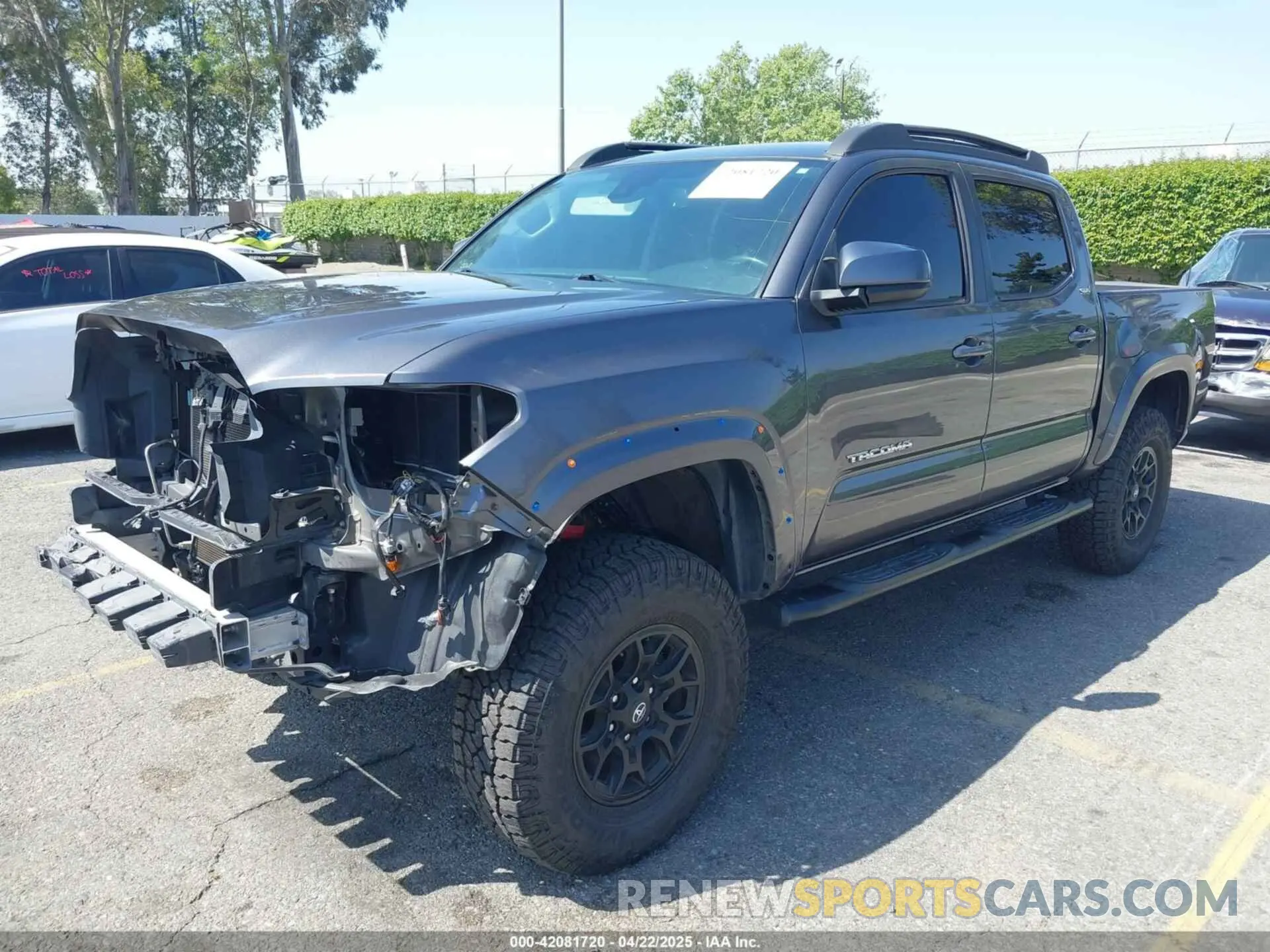 2 fotografías del automóvil dañado 5TFAZ5CN3MX112481 TOYOTA TACOMA 2021