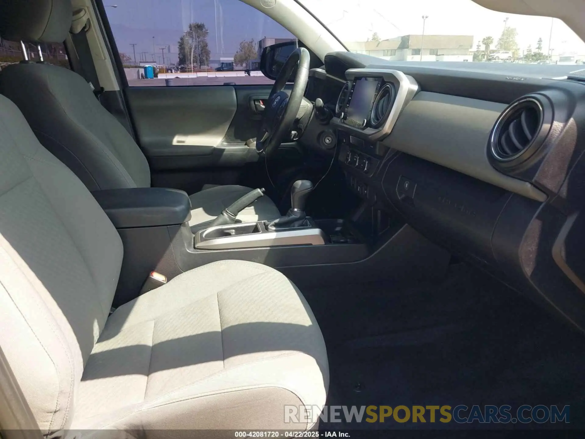 5 fotografías del automóvil dañado 5TFAZ5CN3MX112481 TOYOTA TACOMA 2021