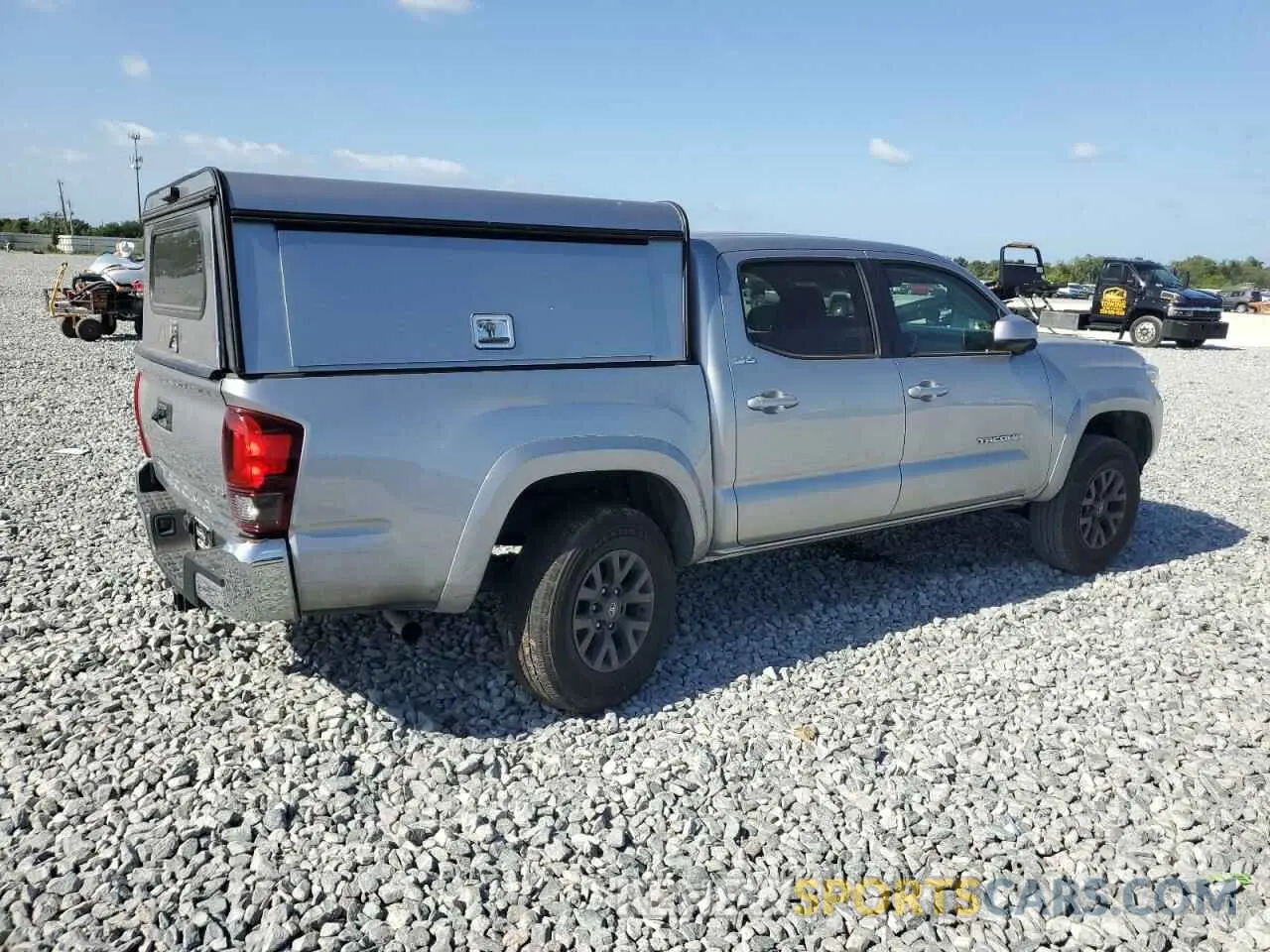 3 fotografías del automóvil dañado 5TFAZ5CN3MX118524 TOYOTA TACOMA 2021