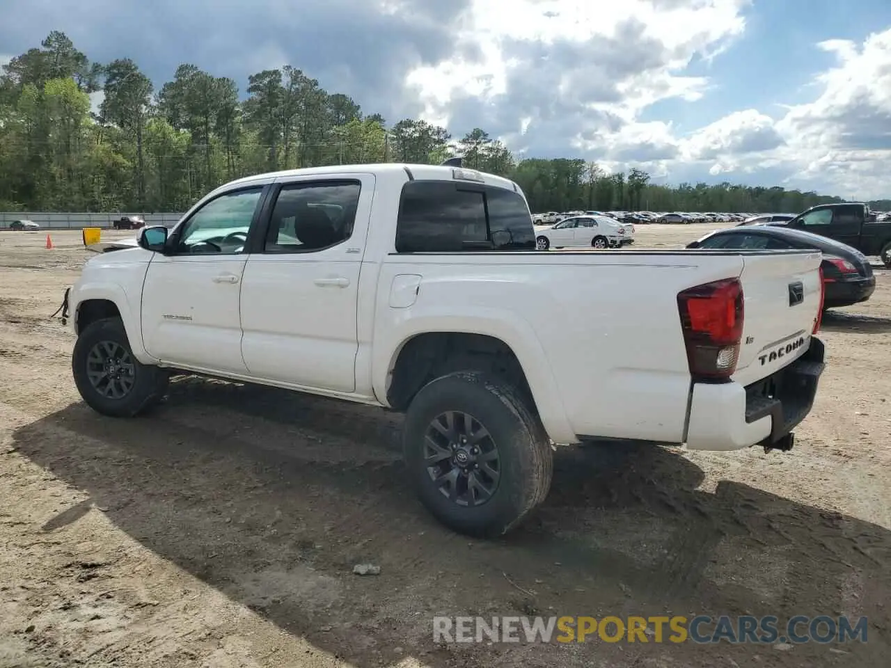 2 fotografías del automóvil dañado 5TFAZ5CN4MX101991 TOYOTA TACOMA 2021