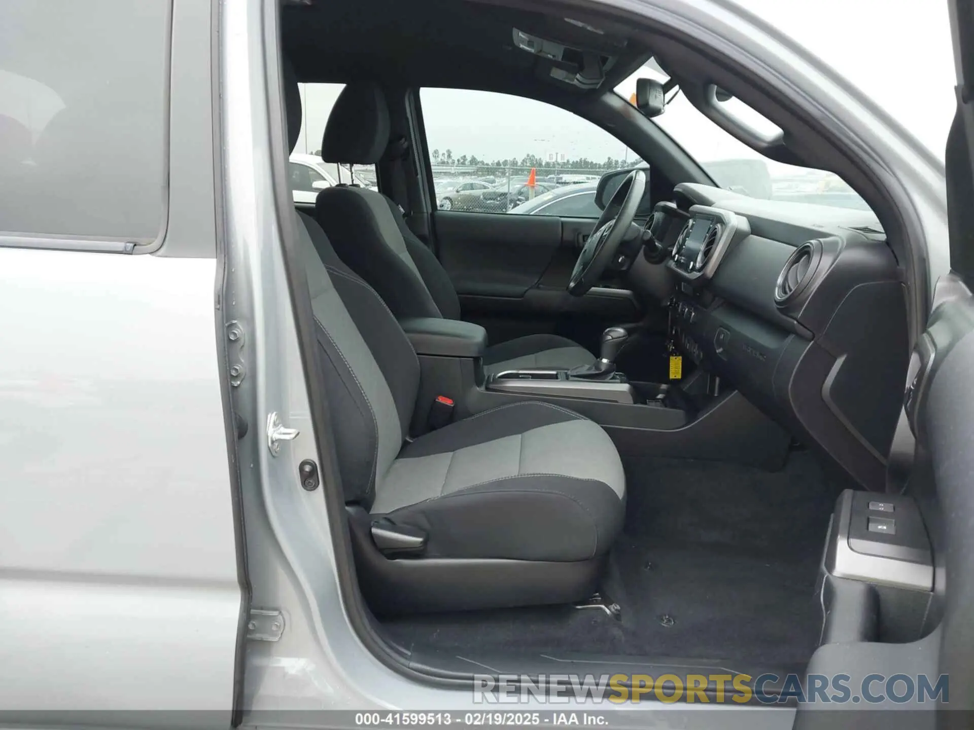 5 fotografías del automóvil dañado 5TFAZ5CN4MX107189 TOYOTA TACOMA 2021