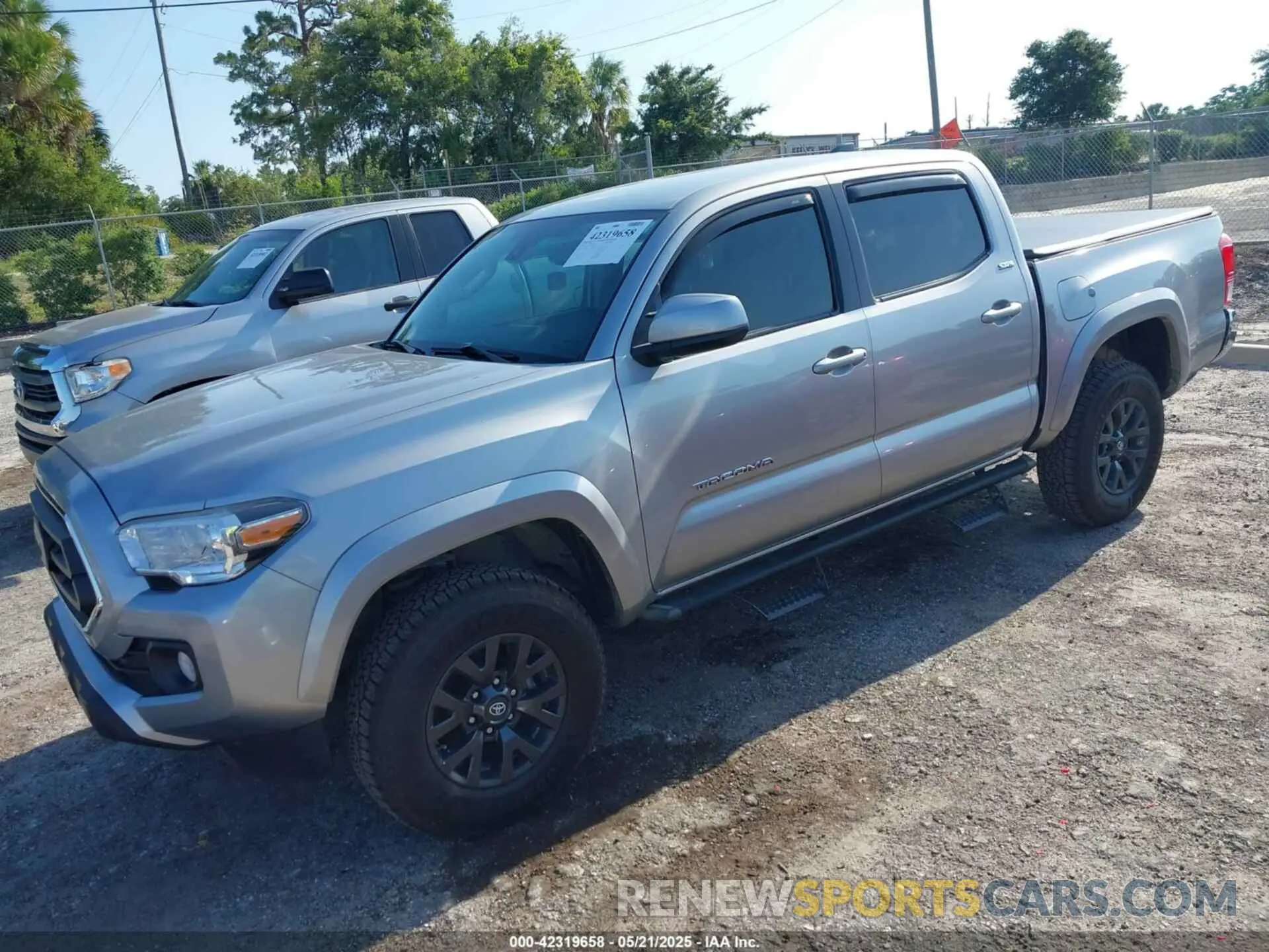 2 fotografías del automóvil dañado 5TFAZ5CN4MX108021 TOYOTA TACOMA 2021