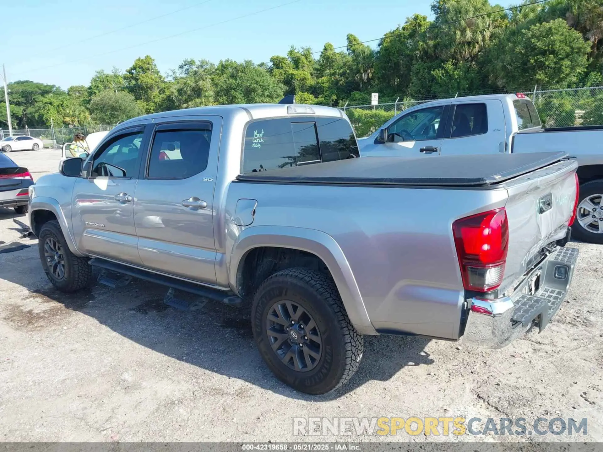 3 fotografías del automóvil dañado 5TFAZ5CN4MX108021 TOYOTA TACOMA 2021