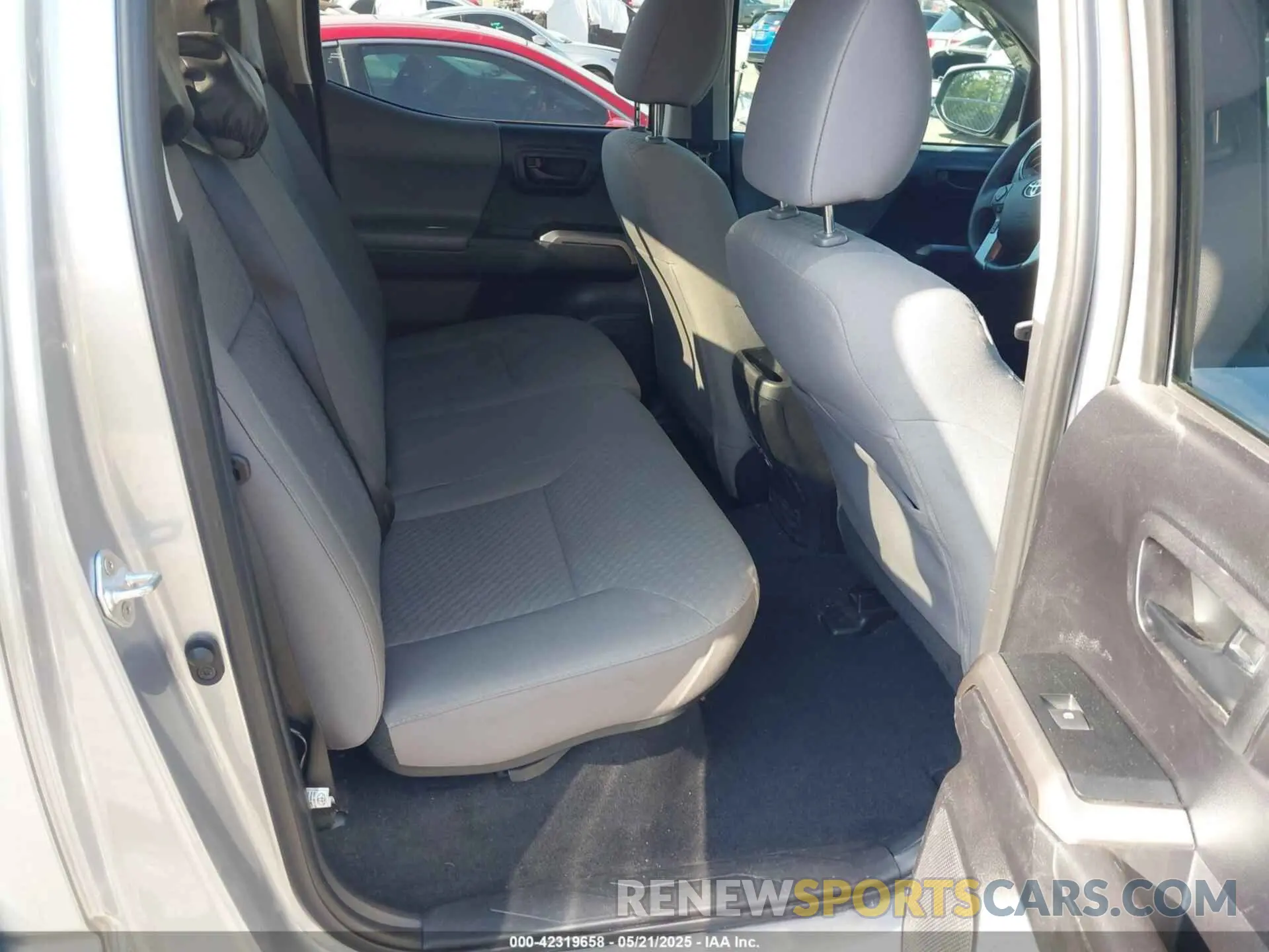 8 fotografías del automóvil dañado 5TFAZ5CN4MX108021 TOYOTA TACOMA 2021