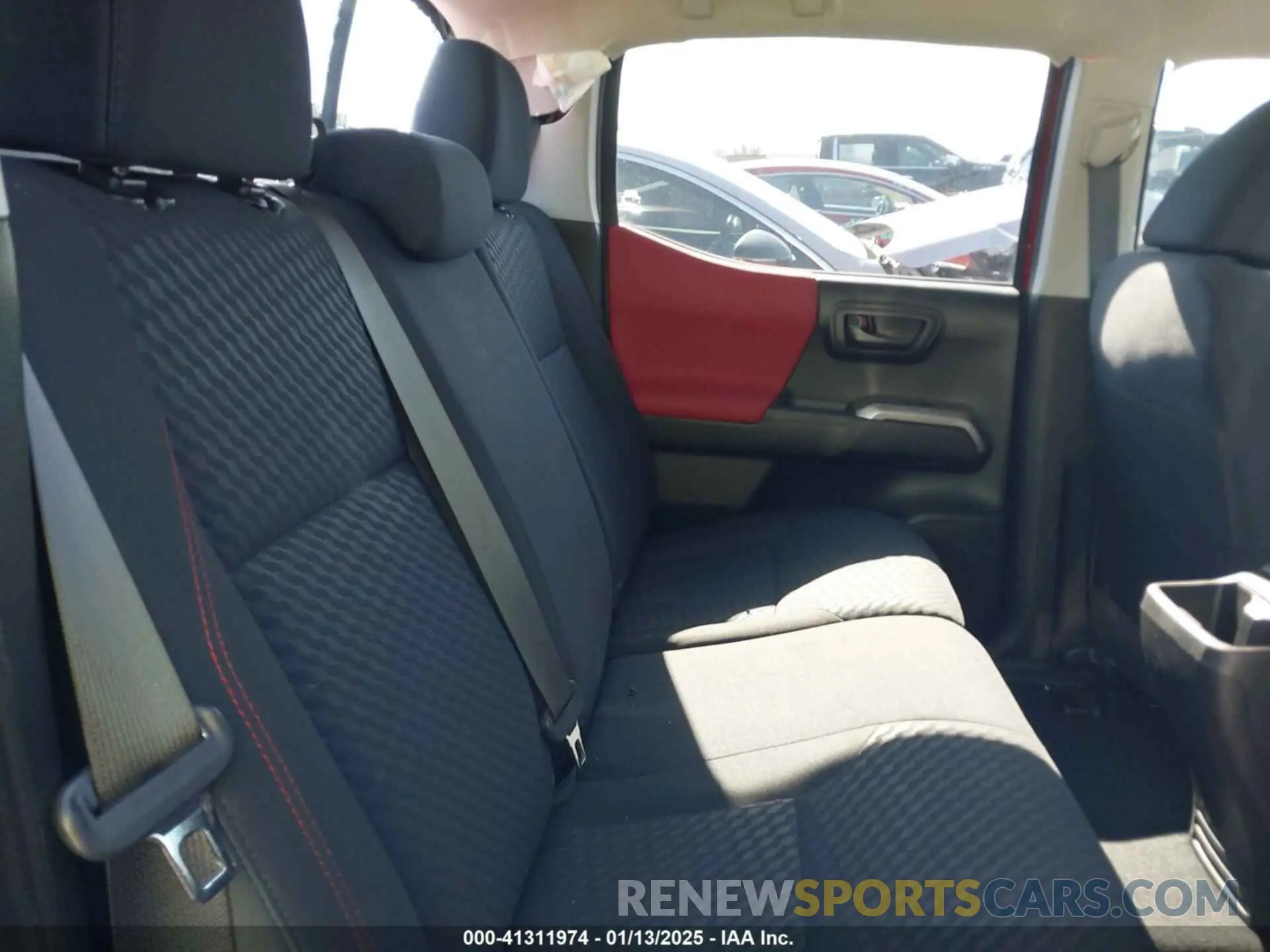 8 fotografías del automóvil dañado 5TFAZ5CN4MX114420 TOYOTA TACOMA 2021